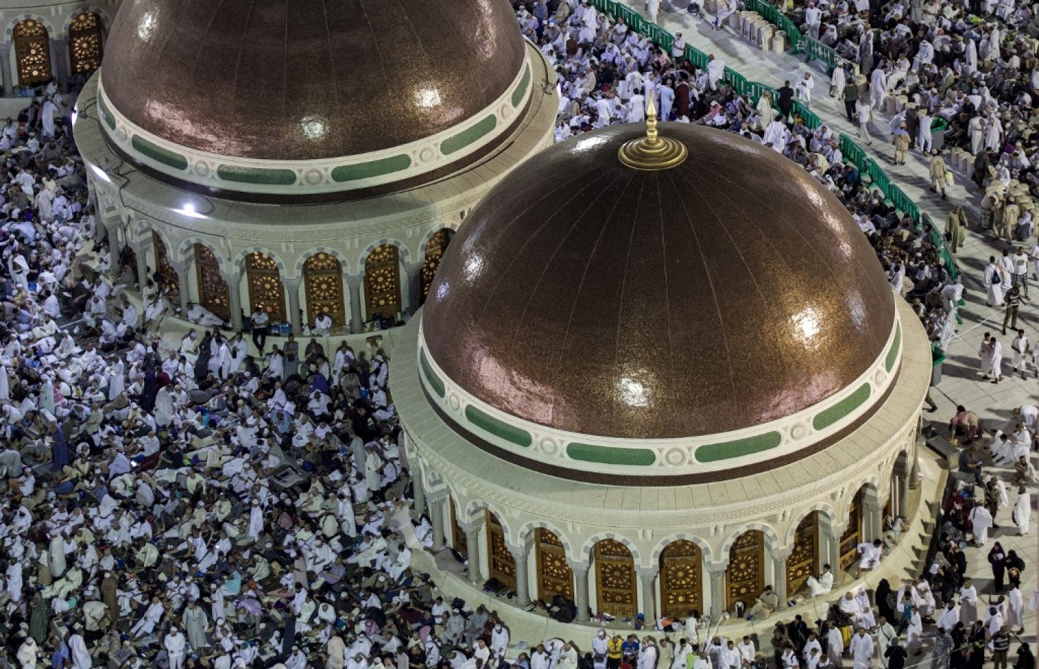 ރަމަޟާން މަހުގެ 27 ވިލޭރޭގައި މައްކާގެ ހަރަމްފުޅުގައި މުސްލިމުންތަކެއް ނަމާދު ކުރަނީ.--- ފޮޓޯ: އޭއެފްޕީ