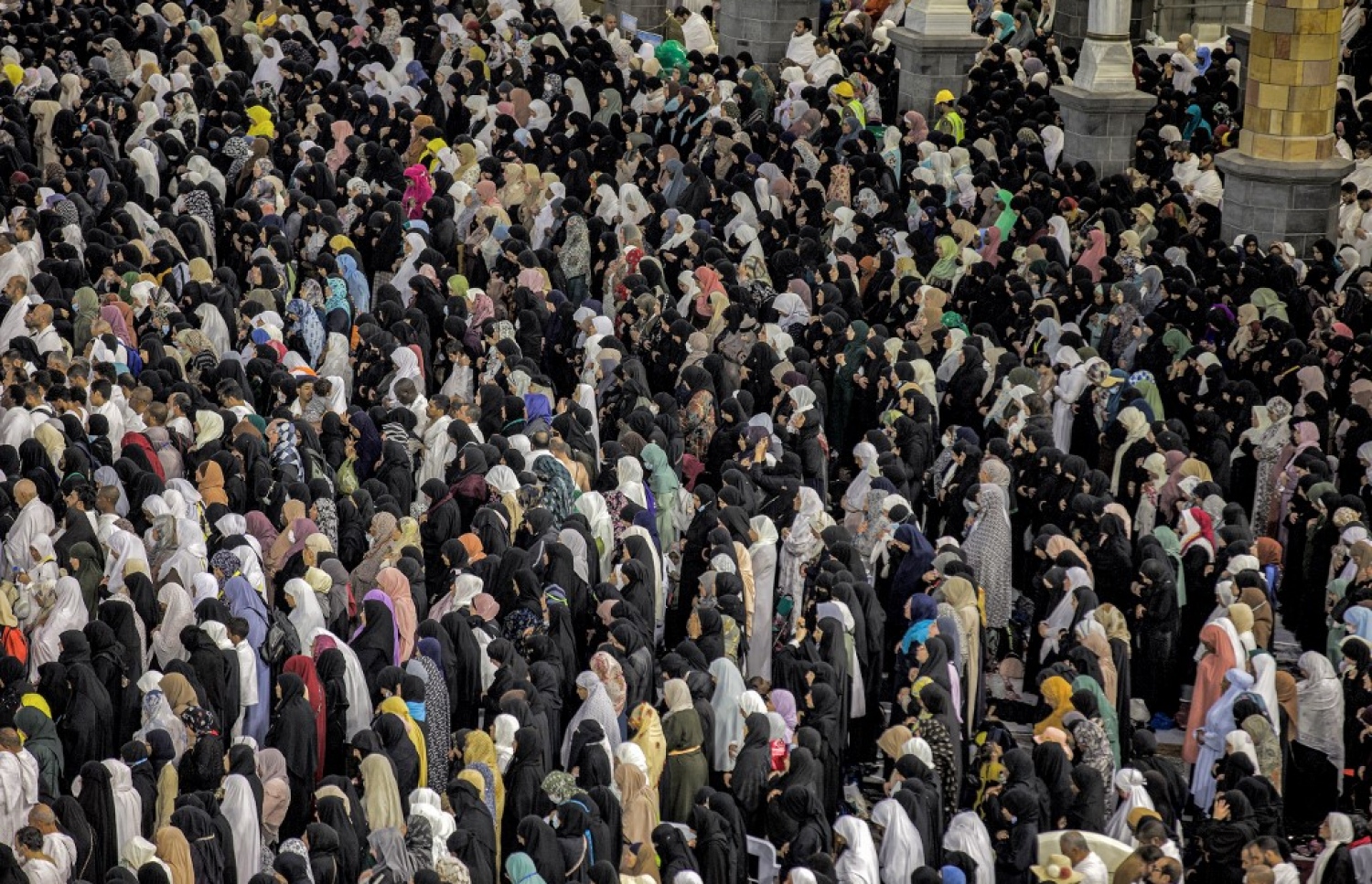 ރަމަޟާން މަހުގެ 27 ވިލޭރޭގައި މައްކާގެ މާތް ބިމުގައި މުސްލިމުންތަކެއް ނަމާދު ކުރަނީ.--- ފޮޓޯ: އޭއެފްޕީ