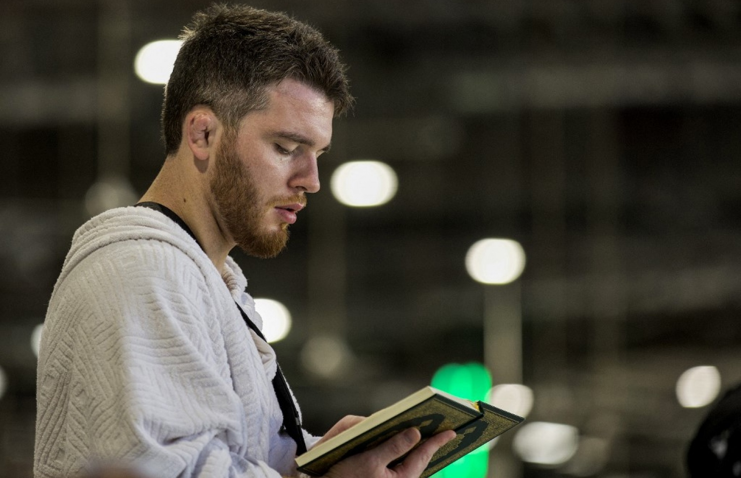 ރަމަޟާން މަހުގެ 27 ވިލޭރޭގައި މައްކާގެ ހަރަމްފުޅުގައި މުސްލިމަކު ގުރުއާން ކިޔަވަނީ: އެ ރޭގެ ސަވާބާއި ދަރުމަ ހޯދަން އެތައް މިލިއަން މުސްލިމުންނެއް ހަރަމްފުޅަށް ޖަމާވި.--- ފޮޓޯ: އޭއެފްޕީ