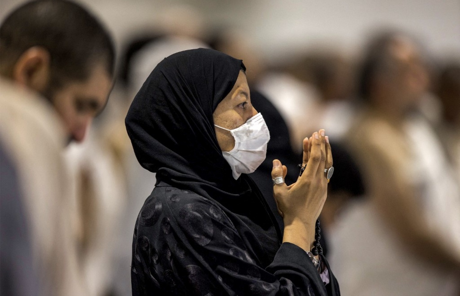 ރަމަޟާން މަހުގެ 27 ވިލޭރޭގައި މައްކާގެ މާތް ބިމުގައި މުސްލިމަކު ދުއާ ކުރަނީ: އެތައް މިލިއަން ބަޔަކު މިރޭގެ އަޅުކަމަށް ހަރަމްފުޅަށް ޖަމާވި.---ފޮޓޯ: އޭއެފްޕީ