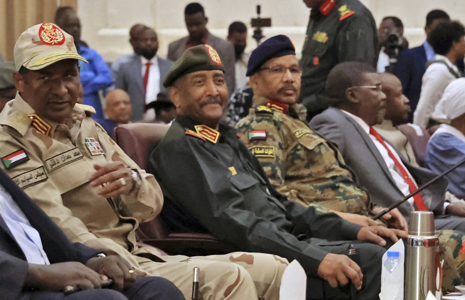 ސޫދާންގެ ސިފައިން ގެނައި އަސްކަރީ އިންގިލާބާ ގުޅިގެން އުފެދުނު ސިޔާސީ މައްސަލަތައް ހައްލުކުރުމަށް، އެ ގައުމުގެ ސިޔާސީ ފަރާތްތަކާ އެކުގައި ބޭއްވި ބައްދަލުވުމުގައި ސިފައިންގެ ވެރިޔާ ޖެނެރަލް އަބްދުލް ފައްތާހް އަލް ބުރުހާން (ވ-2) އާއި ރެޕިޑް ސަޕޯޓް ފޯސަސް (އާރްއެސްއެފް) ކިޔާ ލަޝްކަރުގެ ވެރިޔާ ޖެނެރަލް މުހައްމަދު ހަމްދާން ދަގަލޯ (ހަމިއްތީ) ބައިވެރިވަނީ. --އޭއެފްޕީ