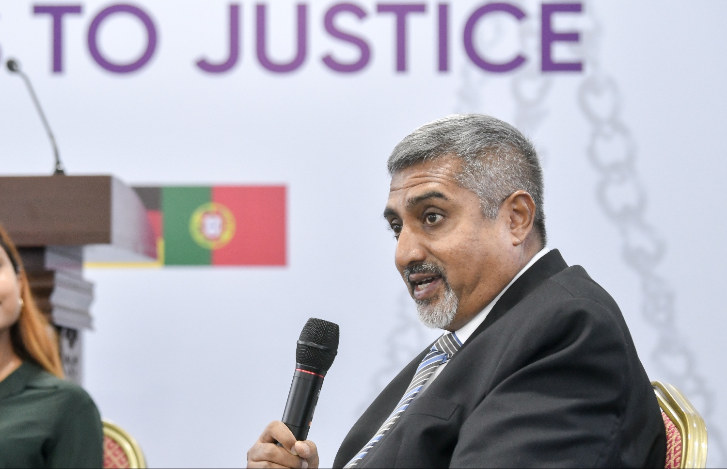 އީކުއަލް ރައިޓްސް އިނީޝިއޭޓިވް އާއި ވިލާ ކޮލެޖު ގުޅިގެން ކުރިއަށްގެންދާ ޝަރުއީ ދާއިރާގެ ކޮންފަރެންސްގައި ކުރީގެ ޕްރޮސެކިއުޓާ ޖެނެރަލް އަހްމަދު މުއިއްޒު ވާހަކަ ދައްކަވަނީ.-- ފޮޓޯ: ނިޝާން އަލީ/ މިހާރު