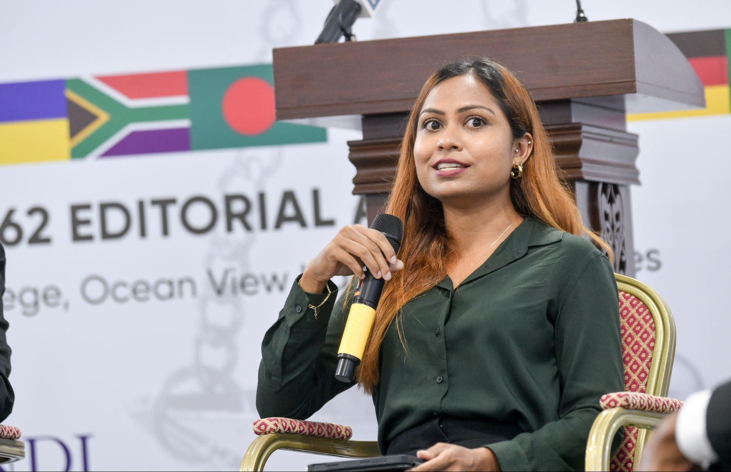 އީކުއަލް ރައިޓްސް އިނީޝިއޭޓިވް އާއި ވިލާ ކޮލެޖު ގުޅިގެން ކުރިއަށްގެންދާ ޝަރުއީ ދާއިރާގެ ކޮންފަރެންސްގެ ބައިވެރިޔަކު ވާހަކަ ދައްކަނީ.-- ފޮޓޯ: ނިޝާން އަލީ/ މިހާރު