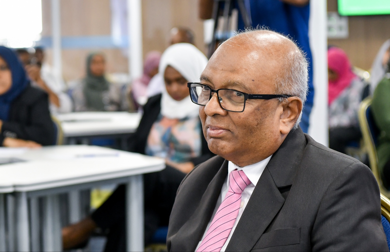 އީކުއަލް ރައިޓްސް އިނީޝިއޭޓިވް އާއި ވިލާ ކޮލެޖު ގުޅިގެން ކުރިއަށްގެންދާ ޝަރުއީ ދާއިރާގެ ކޮންފަރެންސްގައި ވިލާ ކޮލެޖުގެ ރެކްޓާ ޑރ. އަންވަރު ބައިވެރިވެވަޑައިގަންނަވަނީ.-- ފޮޓޯ: ނިޝާން އަލީ/ މިހާރު