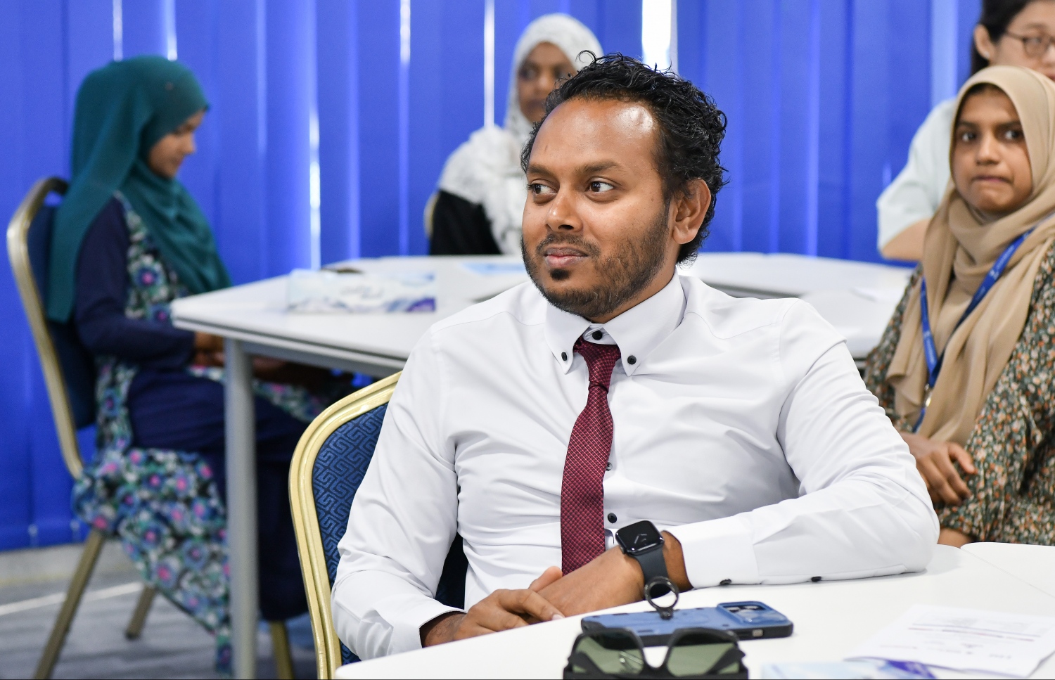 އީކުއަލް ރައިޓްސް އިނީޝިއޭޓިވް އާއި ވިލާ ކޮލެޖު ގުޅިގެން ކުރިއަށްގެންދާ ޝަރުއީ ދާއިރާގެ ކޮންފަރެންސްގައި ވިލާ ކޮލެޖުގެ ބައެއް އިސްވެރިން.-- ފޮޓޯ: ނިޝާން އަލީ/ މިހާރު