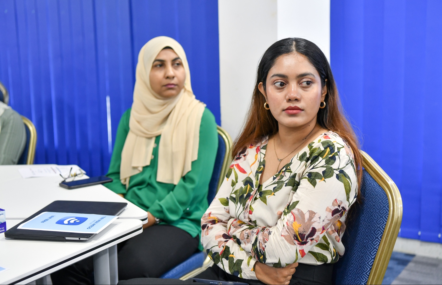 އީކުއަލް ރައިޓްސް އިނީޝިއޭޓިވް އާއި ވިލާ ކޮލެޖު ގުޅިގެން ކުރިއަށްގެންދާ ޝަރުއީ ދާއިރާގެ ކޮންފަރެންސްގައި ބައިވެރި ބައެއް މީހުން .-- ފޮޓޯ: ނިޝާން އަލީ/ މިހާރު