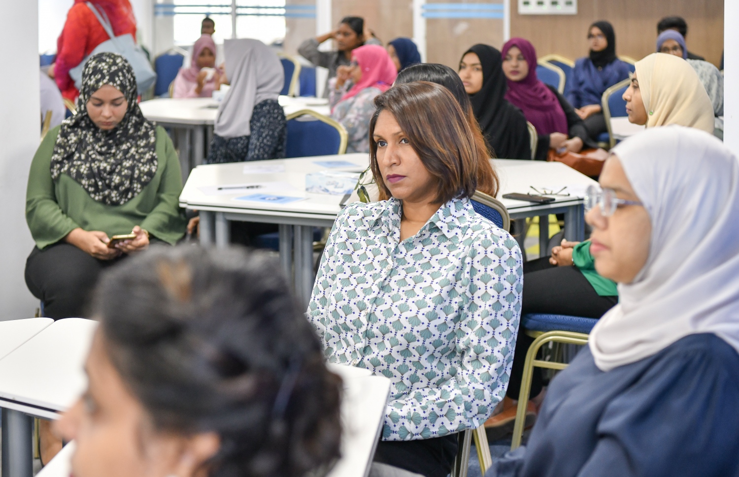 އީކުއަލް ރައިޓްސް އިނީޝިއޭޓިވް އާއި ވިލާ ކޮލެޖު ގުޅިގެން ކުރިއަށްގެންދާ ޝަރުއީ ދާއިރާގެ ކޮންފަރެންސްގައި ބައިވެރި ބައެއް މީހުން  .-- ފޮޓޯ: ނިޝާން އަލީ/ މިހާރު