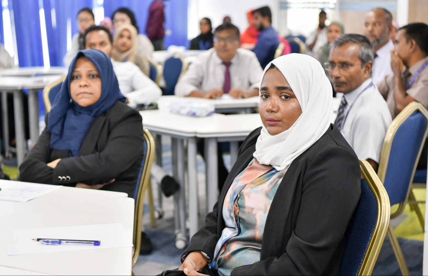 އީކުއަލް ރައިޓްސް އިނީޝިއޭޓިވް އާއި ވިލާ ކޮލެޖު ގުޅިގެން ކުރިއަށްގެންދާ ޝަރުއީ ދާއިރާގެ ކޮންފަރެންސްގައި ބައިވެރި ބައެއް މީހުން .-- ފޮޓޯ: ނިޝާން އަލީ/ މިހާރު