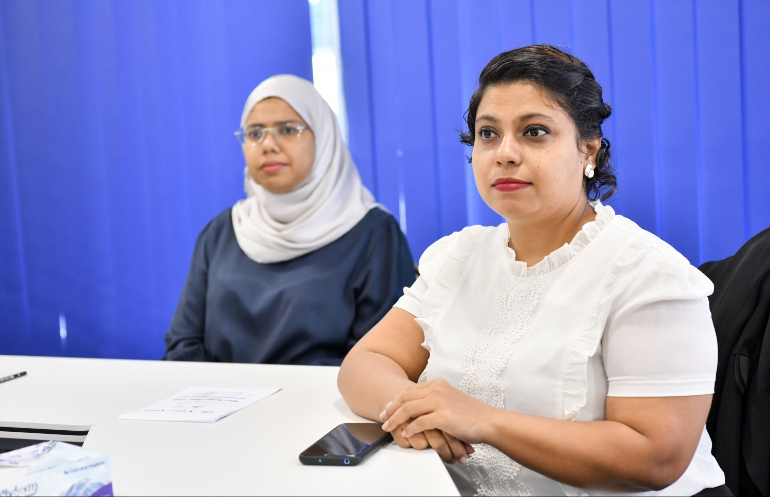 އީކުއަލް ރައިޓްސް އިނީޝިއޭޓިވް އާއި ވިލާ ކޮލެޖު ގުޅިގެން ކުރިއަށްގެންދާ ޝަރުއީ ދާއިރާގެ ކޮންފަރެންސްގައި ބައިވެރި ބައެއް މީހުން .-- ފޮޓޯ: ނިޝާން އަލީ/ މިހާރު