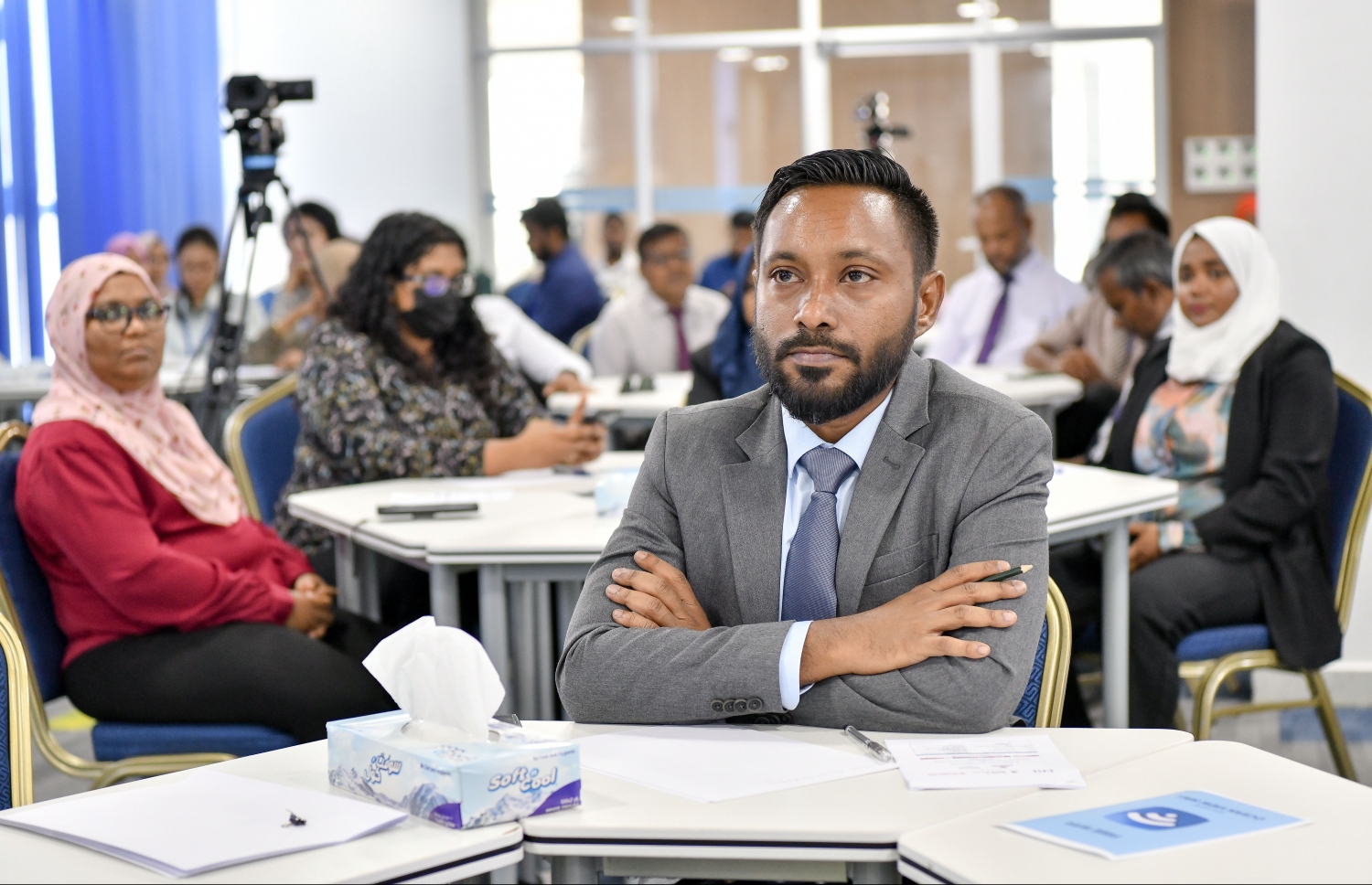 އީކުއަލް ރައިޓްސް އިނީޝިއޭޓިވް އާއި ވިލާ ކޮލެޖު ގުޅިގެން ކުރިއަށްގެންދާ ޝަރުއީ ދާއިރާގެ ކޮންފަރެންސްގައި ބައިވެރި ބައެއް މީހުން .-- ފޮޓޯ: ނިޝާން އަލީ/ މިހާރު