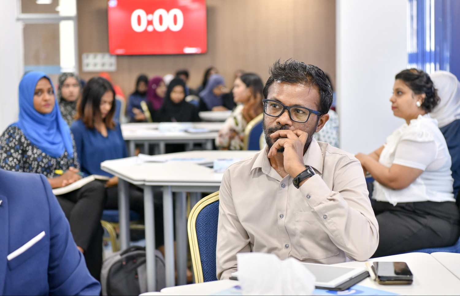 އީކުއަލް ރައިޓްސް އިނީޝިއޭޓިވް އާއި ވިލާ ކޮލެޖު ގުޅިގެން ކުރިއަށްގެންދާ ޝަރުއީ ދާއިރާގެ ކޮންފަރެންސްގައި ބައިވެރި ބައެއް މީހުން  .-- ފޮޓޯ: ނިޝާން އަލީ/ މިހާރު