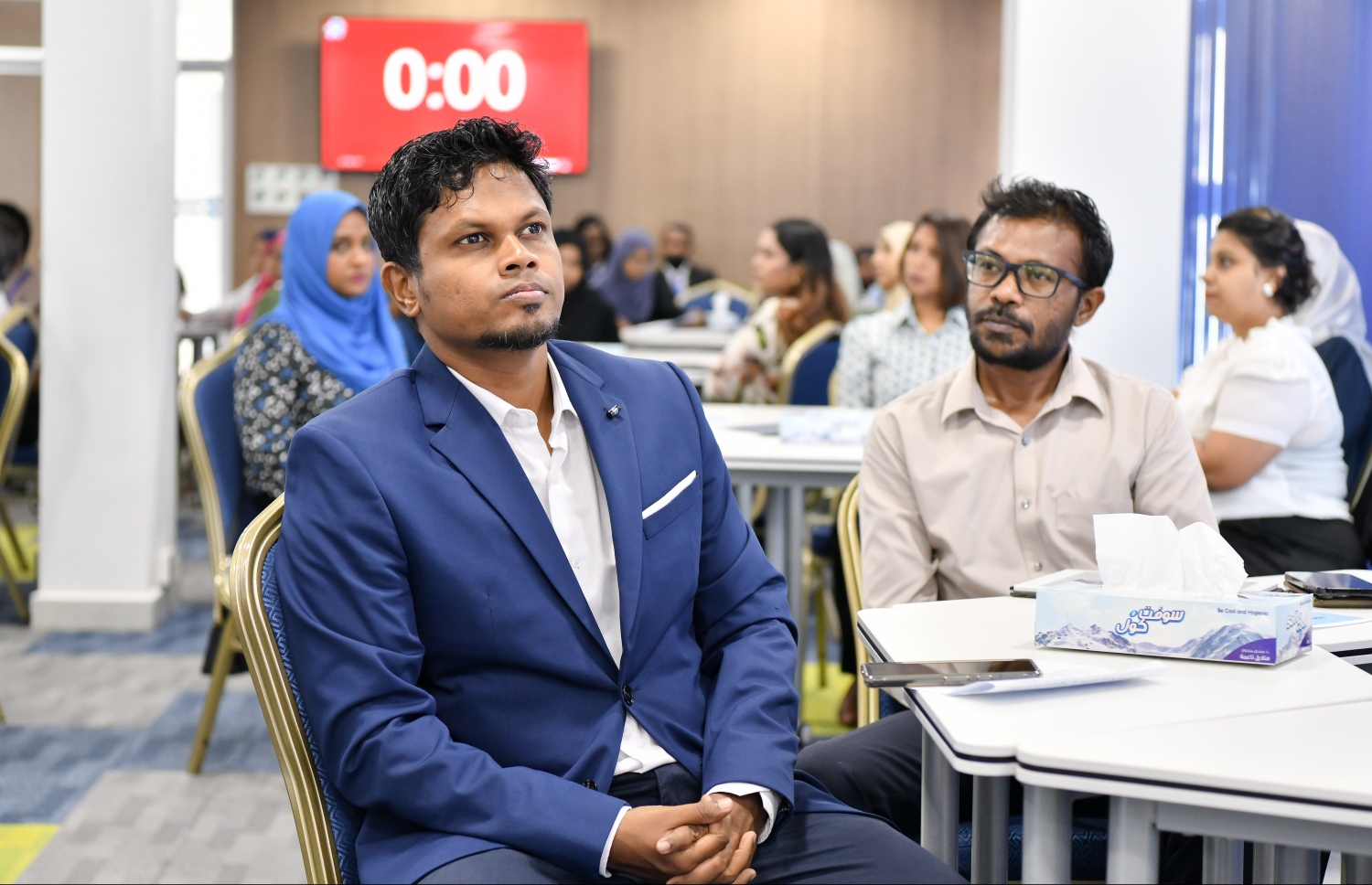 އީކުއަލް ރައިޓްސް އިނީޝިއޭޓިވް އާއި ވިލާ ކޮލެޖު ގުޅިގެން ކުރިއަށްގެންދާ ޝަރުއީ ދާއިރާގެ ކޮންފަރެންސްގައި ބައިވެރި ބައެއް މީހުން .-- ފޮޓޯ: ނިޝާން އަލީ/ މިހާރު