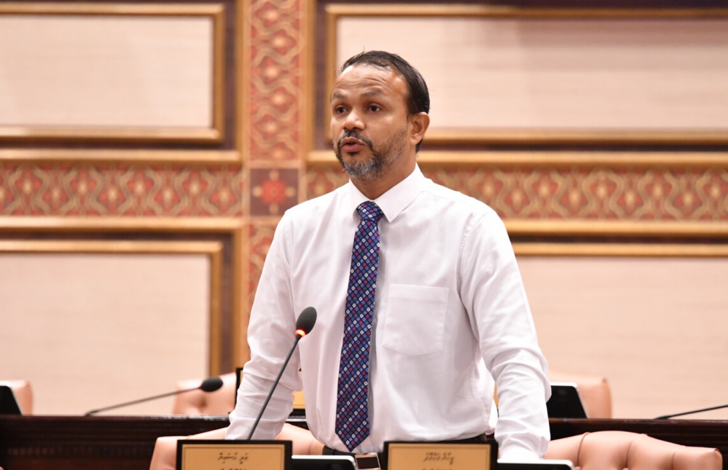 މަޖިލީހުގެ ޖަލްސާއެއްގައި ކެންދޫ ދާއިރާގެ މެމްބަރު އަލީ ހުސެއިން ވާހަކަ ދައްކަވަނީ. --ފޮޓޯ: މަޖިލީހުގެ އިދާރާ