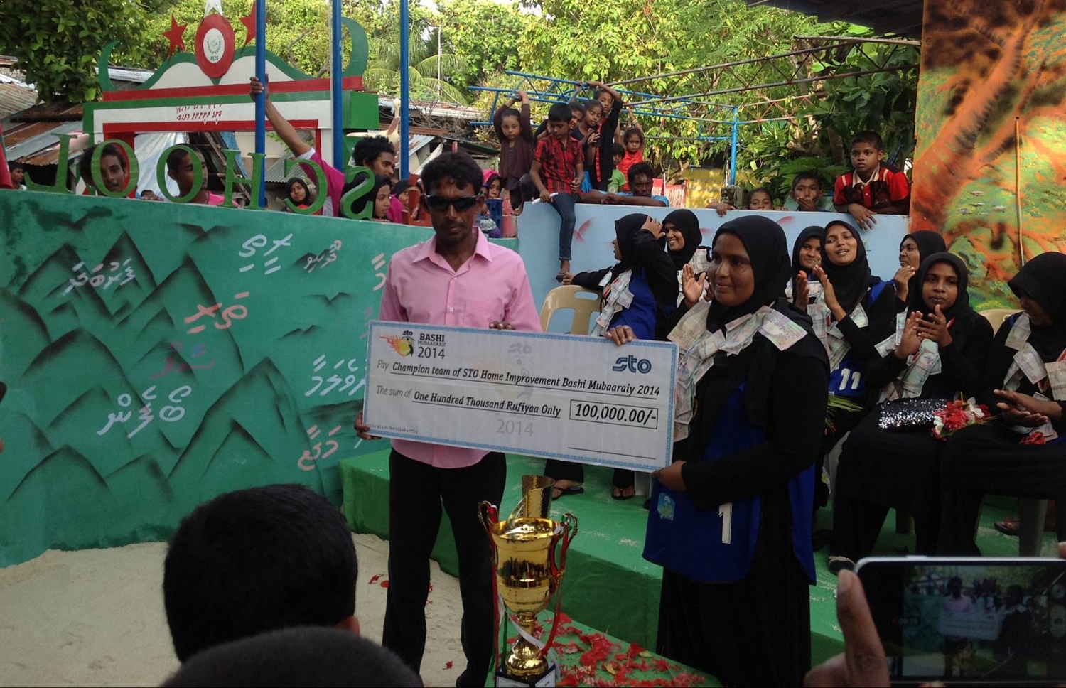 އެސްޓީއޯއިން 2014 ވަނަ އަހަރު ބޭއްވި ބަށި މުބާރާތުގެ ޗެމްޕިއަން ޓީމަށް ލިބުނު ފައިސާގެ އިނާމާއެކު ރަޒިއްޔާ.