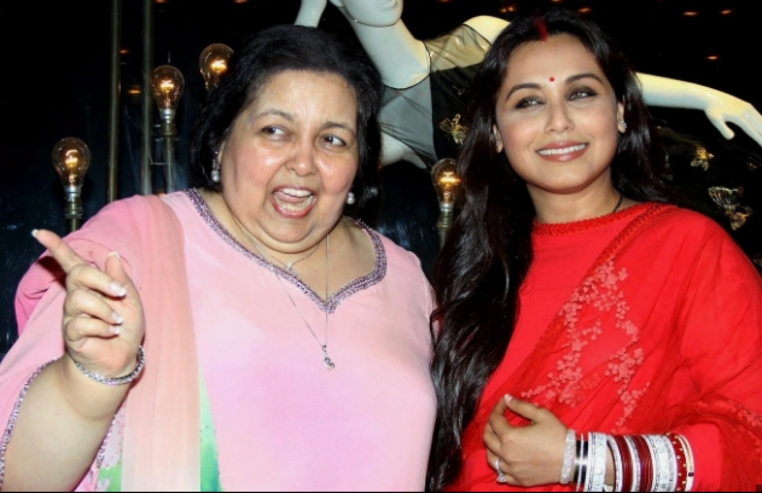 ރާނީ މުކަރްޖީ، އޭނާގެ މައިދައިތަ ޕަމޭލާ އާއެކު