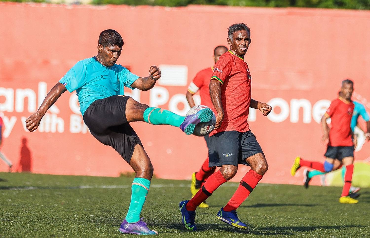 ހުޅުމާލޭ ވެޓެރަންސް ކްލަބުގެ މަޖިއްޓޭ އެޓީމުން ދެވަނަ ފަހަރަށް ލީޑު ނެގި ގޯލު ޖަހަނީ.-- ފޮޓޯ: ފަޔާޒް މޫސާ/ މިހާރު