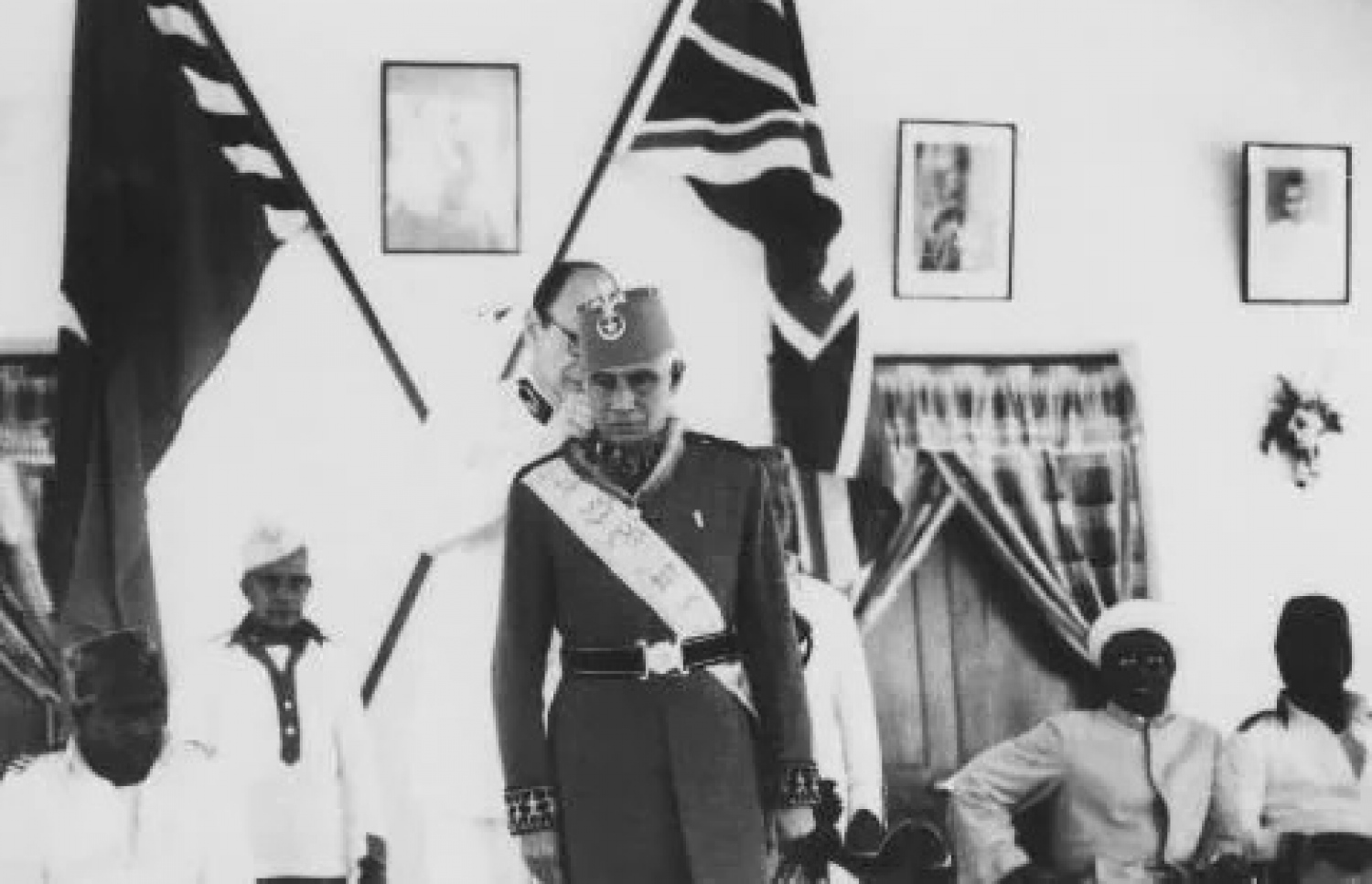 މުހައްމަދު ފަރީދު އަށް އިނގިރޭސި ސަރުކާރުން އިއްޒަތެއް އަރުވަނީ.