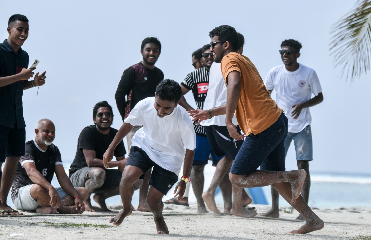 ތ. ކިނބިދޫ ބަޔަކު ހުޅުމާލެ ބީޗުގައި "ކޮރޭ ބައިބަލާ' ކުޅެނީ -- ފޮޓޯ: ފަޔާޒު މޫސާ | މިހާރު