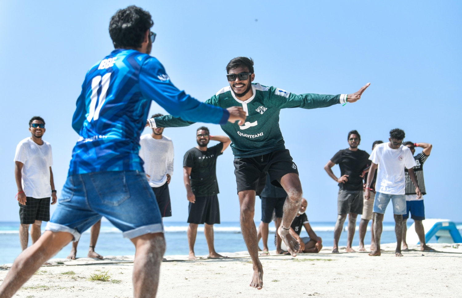 ބަޔަކު ހުޅުމާލޭގައި އީދު ފާހަގަކުރަން "ކޮރޭ ބައިބަލާ" ކުޅެނީ -- ފޮޓޯ: ފަޔާޒު މޫސާ | މިހާރު