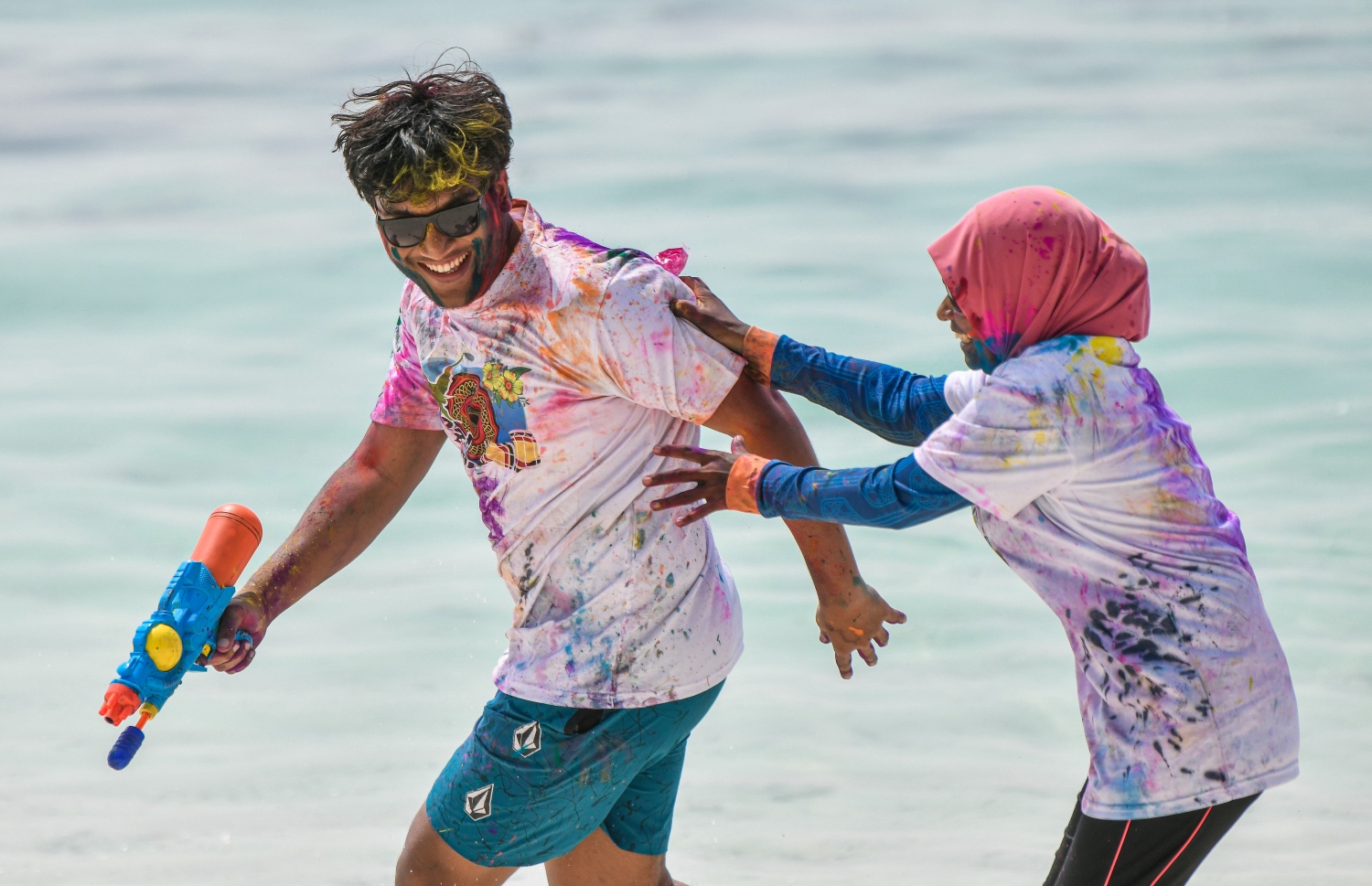 އީދު ފާހަކަރި އާއިލާއެއްގެ ބަޔަކު ހުޅުމާލޭ ބީޗުގައި ފެންކުޅި ކުޅެނީ -- ފޮޓޯ: ފަޔާޒު މޫސާ | މިހާރު