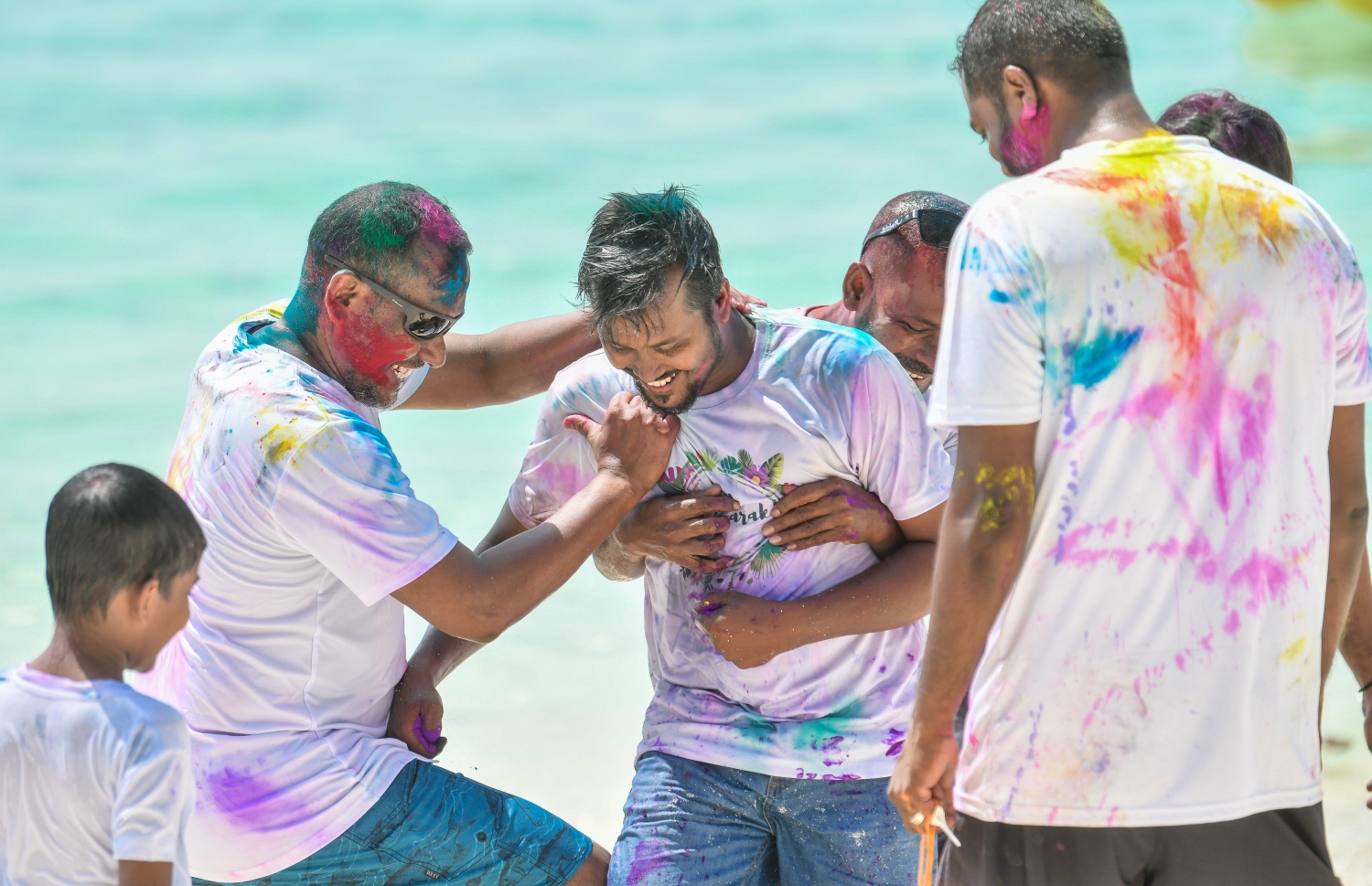 ހުޅުމާލޭ ބީޗުގައި އީދު ފާހަގަކުރުމަށް އެކި ކުޅިވަރުގެ ހަރަކާތްތައް ކުރިއަށްގެންދަނީ -- ފޮޓޯ: ފަޔާޒު މޫސާ | މިހާރު