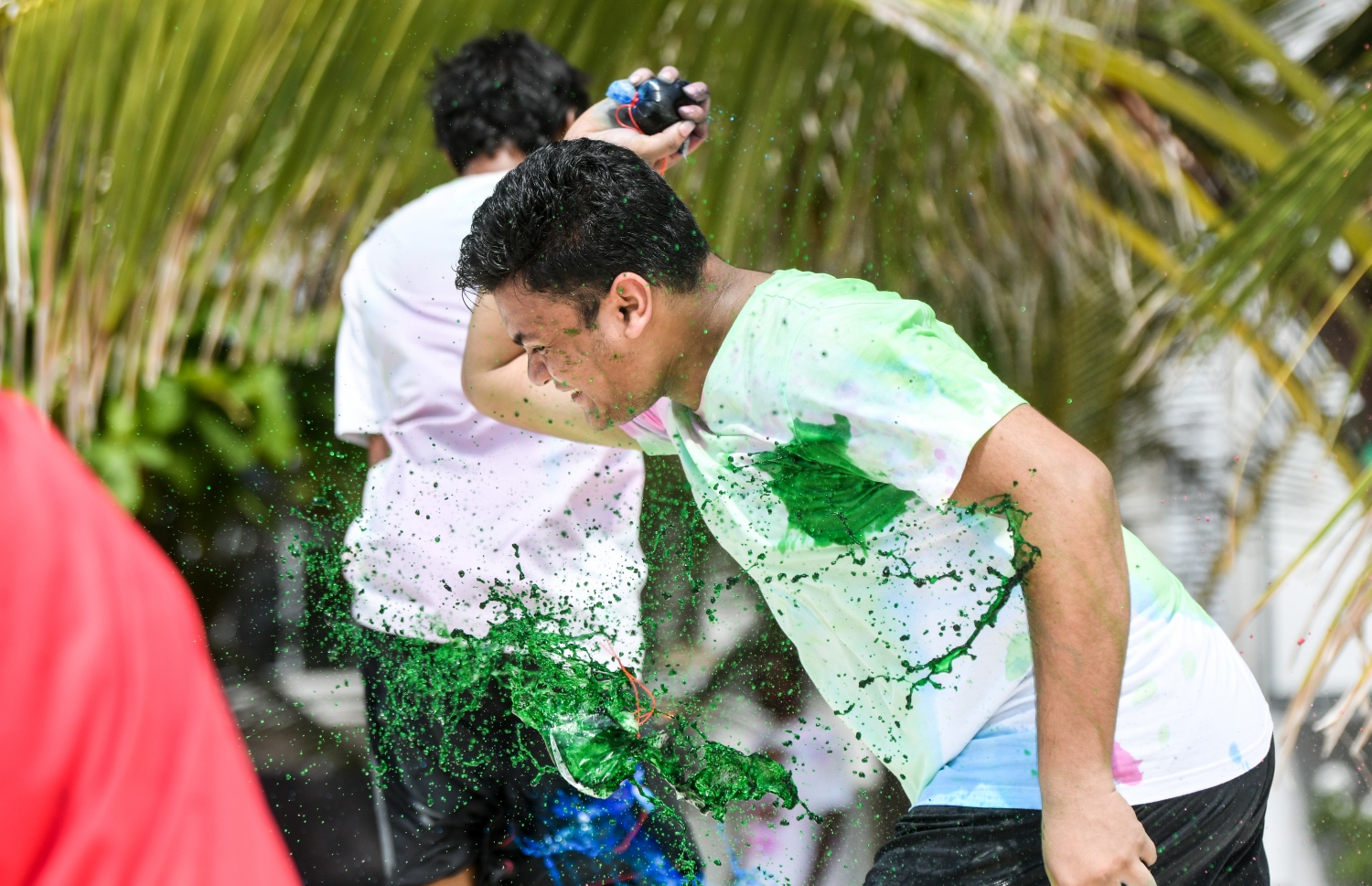 ހުޅުމާލޭ ބީޗުގައި ބަޔަކު ކުލަ ޖަހަނީ: ގިނަ ބަޔަކު އެއްވެ މި އީދުގެ ފޯރި ނެގި. -- ފޮޓޯ: ފަޔާޒު މޫސާ | މިހާރު