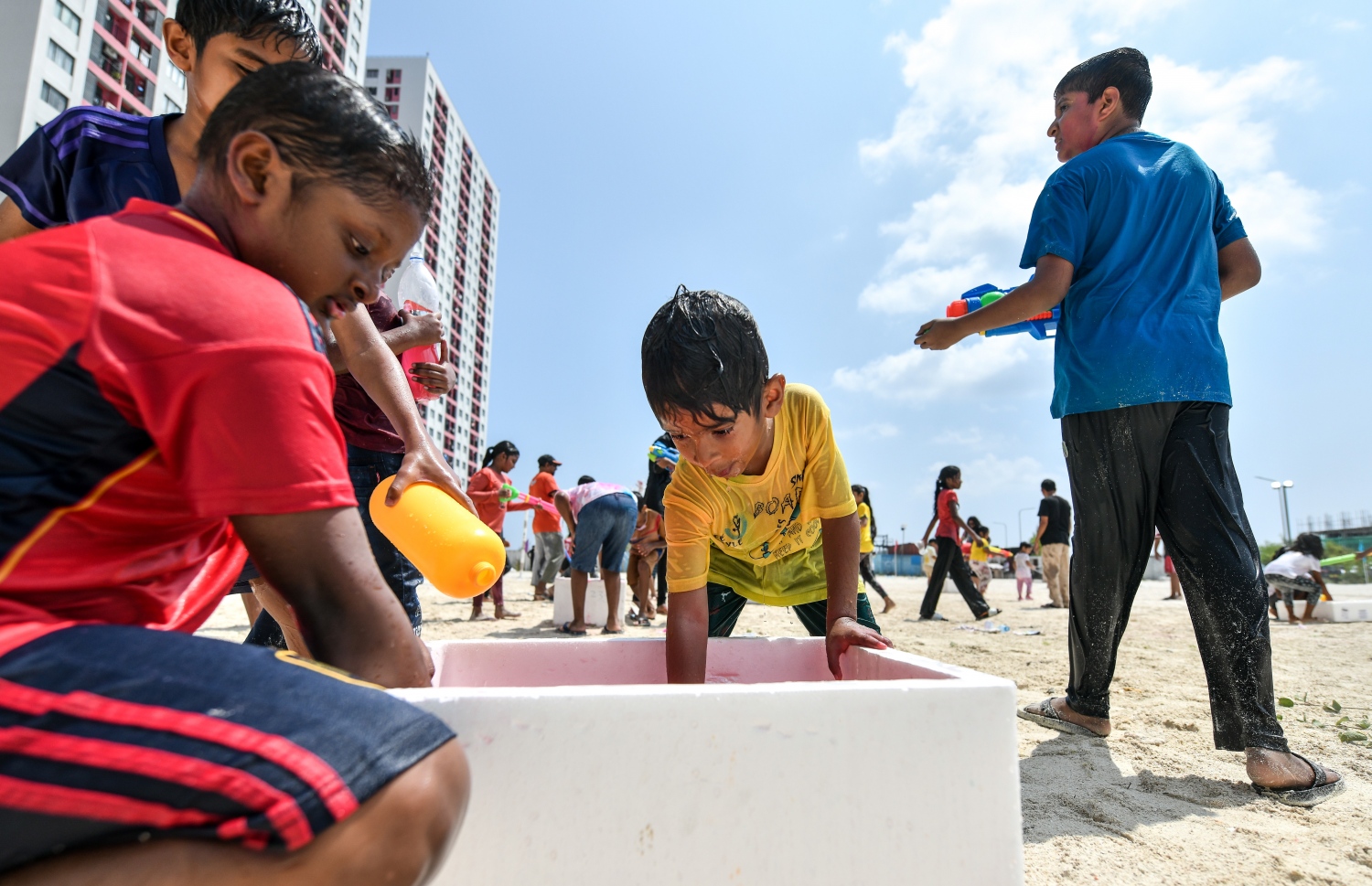 ފެންކުޅީގައި ބައިވެރިވި ކުދިން ފުޅިތަކަށް ފެންއަޅަނީ: ހިޔާ ސަރަހައްދުގައި ފެންކުޅި މަޖާ ނެގީ އާބަންކޯގެ އެހީތެރިކަމާ އެކު. -- ފޮޓޯ: ފަޔާޒު މޫސާ | މިހާރު