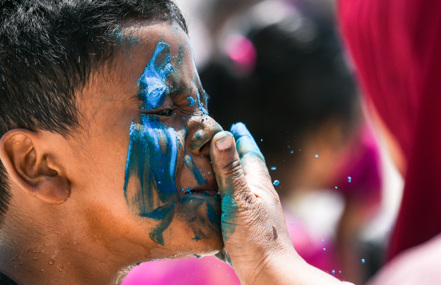 ކުއްޖެގެ މޫނުގައި މީހަކު ކުލަހާކަނީ: ފެން ޖެހުމުގައި ހުޅުމާލެ އިން ގިނަ ކުދިންތަކެއް ބައިވެރިވި. -- ފޮޓޯ: ފަޔާޒު މޫސާ | މިހާރު