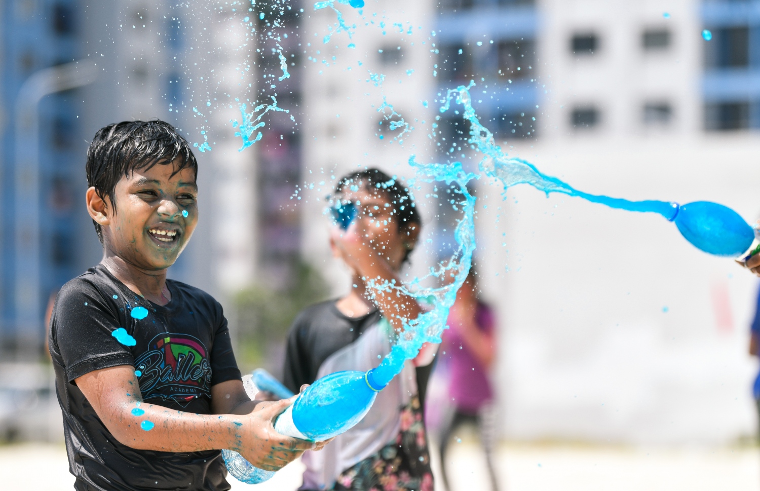 ހިޔާ ސަރަހައްދުގައި ފެންކުޅި ކުޅެމުންދިޔަ ކުދިންތަކެއް ކުލަފެން ޖަހަނީ -- ފޮޓޯ: ފަޔާޒު މޫސާ \ މިހާރު