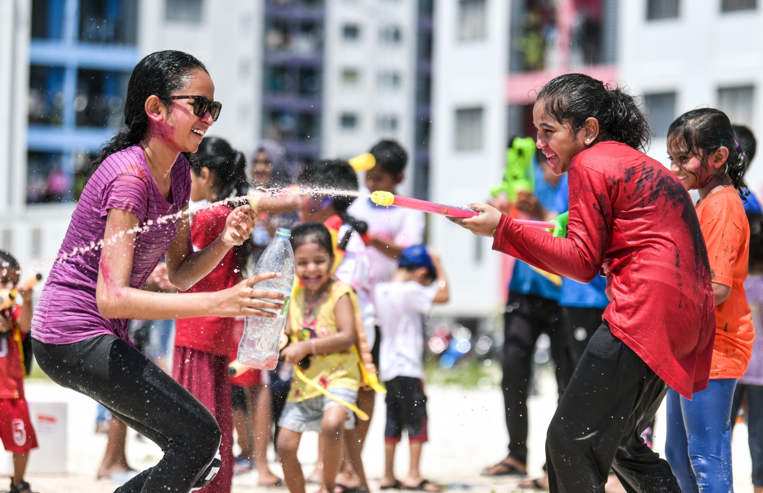 ކުޑަކުދިންތަކެއް ފޯރީގައި ފެންޖަހަނީ، ހުޅުމާލޭގެ އެކި ސަރަހައްދުތަކުގައި މިއަދު ވަނީ އީދު ފާހަގަކުރަން ހަރަކާތްތައް ބާއްވާފައި. -- ފޮޓޯ: ފަޔާޒު މޫސާ | މިހާރު
