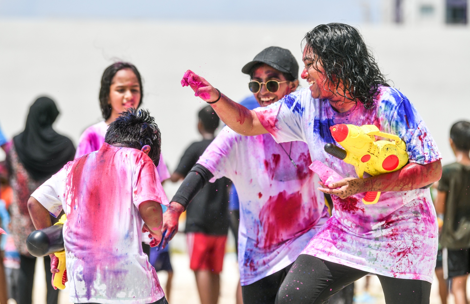 ހިޔާ ފްލެޓް ސަރަހައްދުގައި ކުޑަކުދިންތަކެއް ފެންކުޅި ކުޅެނީ، އާބަންކޯގެ އެހީއާކު ބޭއްވި މި ހަރަކާތުގައި ގިނަ އަދަދެއްގެ ކުޑަކުދިން ބައިވެރިވި. -- ފޮޓޯ: ފަޔާޒު މޫސާ | މިހާރު