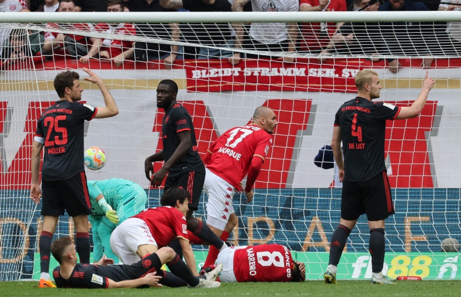 މެއިންޒުން ނަތީޖާ އެއްވަރުކުރި ގޯލު ޖެހުމަށް ފަހު. -- ފޮޓޯ: އޭއެފްޕީ