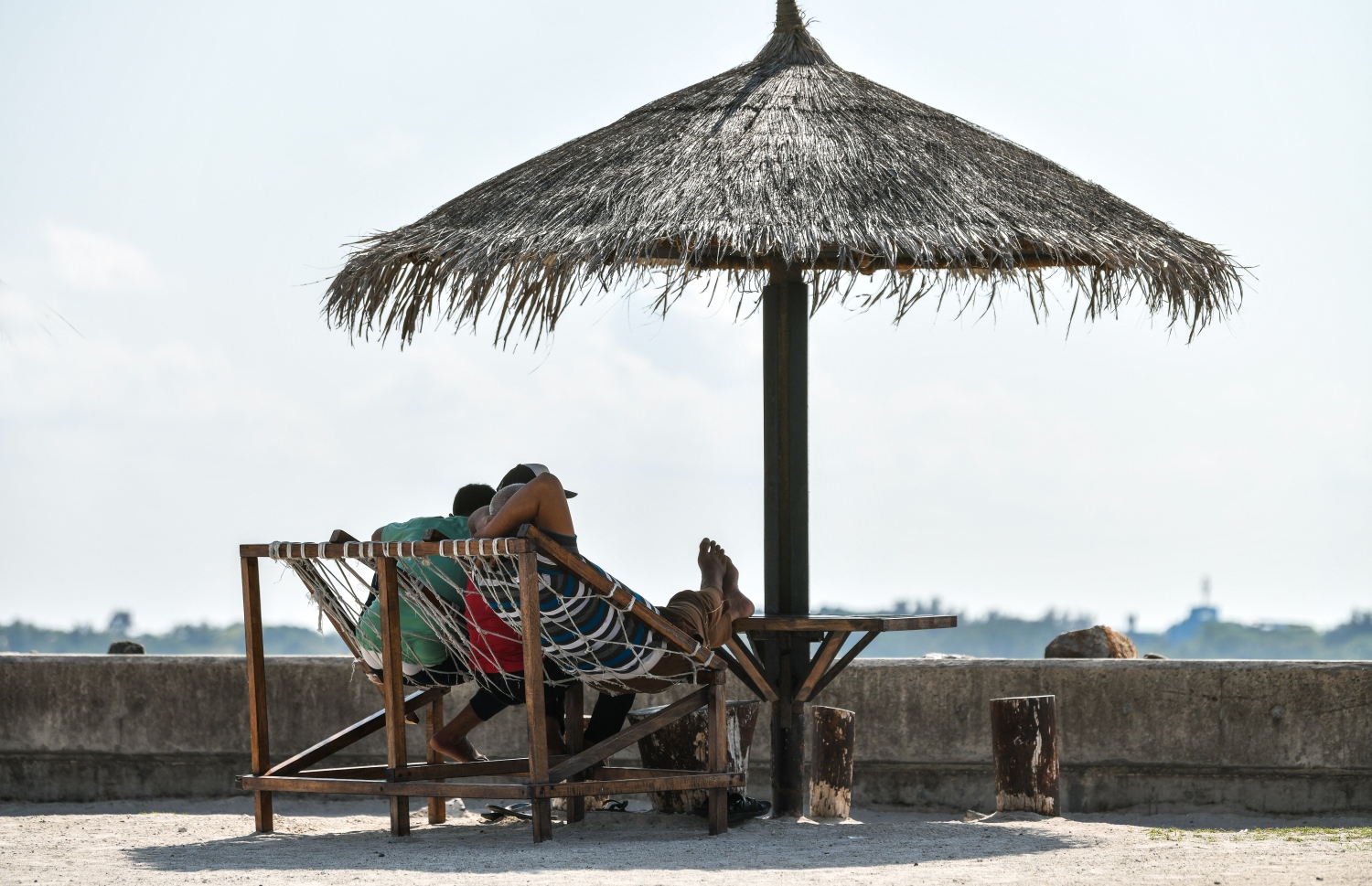 ރަސްފަންނު ސަރަހައްދުގައި ހުރި ހަޓެއް ދަށުގައި ހުރީ ޖޯއްޔެއްގައި ބަޔަކު އިށީނދެގެން: އަވީގައި އުޅޭ ވަގުތު މި ދުވަސްވަރު މަދުކުރަން މެޓުން އެދޭ.---ފޮޓޯ: ފަޔާޒު މޫސާ| މިހާރު