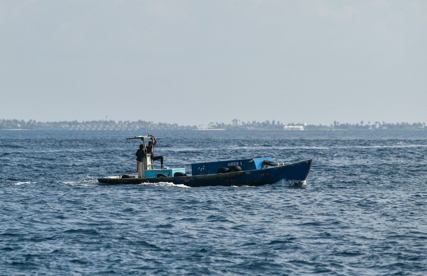 ވިލިމާލެއާ ދިމާލުން ދޯންޏެއް ދަތުރުކުރަމުން ދާއިރު، ގަދަ އަވިން ސަލާމަތް ވާން ދެ މީހަކު އެ ދޯނީގެ ހިޔާ ތަންކޮޅެއްގައި މަޑުކޮށްލައިގެން--- ފޮޓޯ؛ ފަޔާޒު މޫސާ | މިހާރު