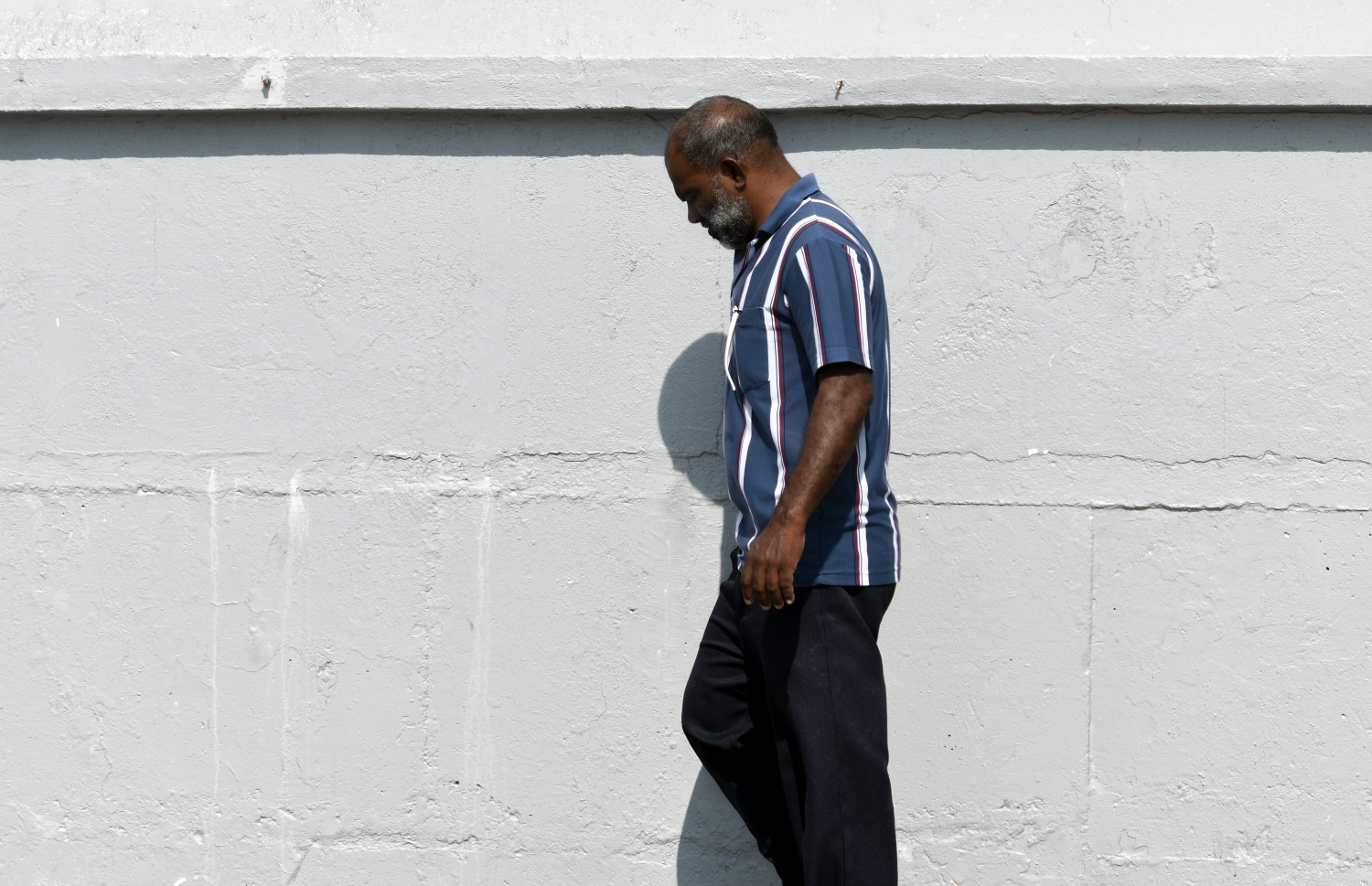 މާލެ އަށް ގަދަ އަށް އަވިދޭއިރު، މީހަކު ހިނގާފައި ދަނީ: ބޭރަށް ނުކުންނަ ނަމަ އަވިން ރައްކާތެރިވުމަށް ޔޫވީ ފިލްޓާ އައިނެއް އެޅުމާއި ސަންސްކްރީން ލޯޝަން އުނގުޅުމާއި ތޮފި އެޅުމާއި އަދި ގަޔަށް ދޫހެދުން ލުމަށް މެޓުން އެދޭ.---ފޮޓޯ: ފަޔާޒު މޫސާ| މިހާރު