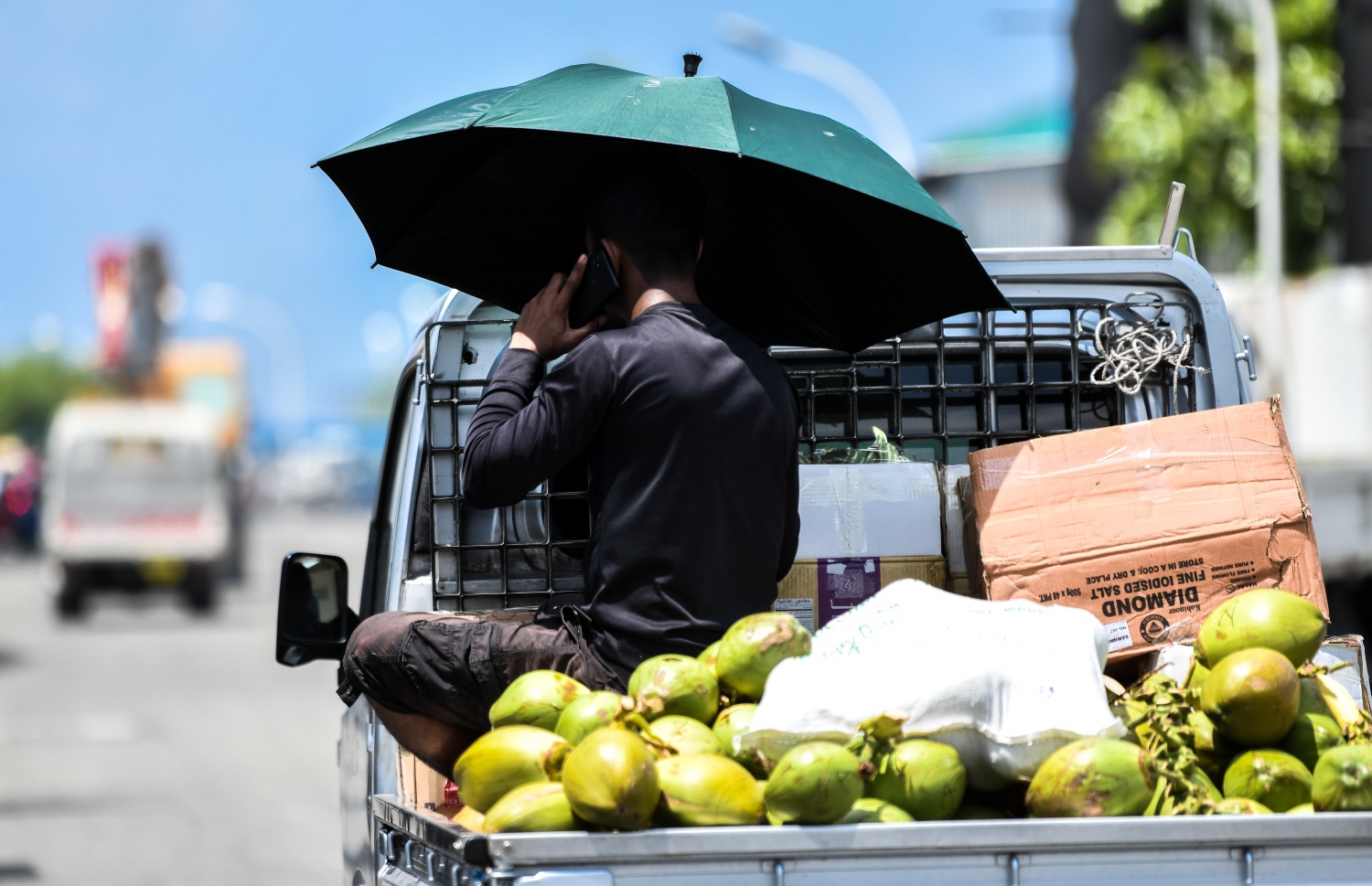 މުދާ ބަރުކޮށްގެން ދިޔަ ޕިކަޕެއްގެ ފަހަތުގައި ހުރި މީހަކު ހޫނު ގަދަކަމުން ކުޑަ ނަގައިގެން: މި ދުވަސްވަރު ހޫނު އިހުސާސްވާ ވަރު އުޅެނީ 44 ޑިގްރީ ސެލްސިއަސްގައި.----ފޮޓޯ: ފަޔާޒު މޫސާ| މިހާރު
