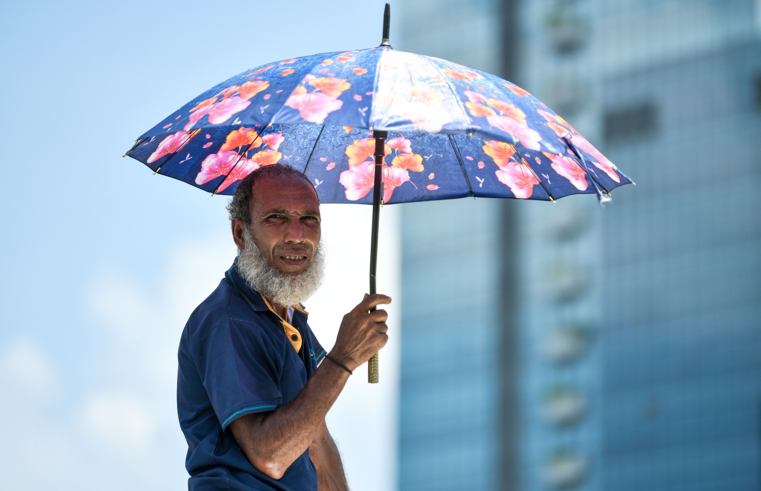 އަމީނީ މަގުން ދިޔަ ޕިކަޕެއްގެ ފަހަތުގައި ހުރި މީހަކު އަވިން ސަލާމަތް ވާން ކުޑައެއް ނަގައިގެން: މި ދުވަސްވަރު ރާއްޖޭގެ ބައެއް ސަރަހައްދުތަކުގައި ހޫނުމިން އުޅެނީ 44 ޑިގްރީ ސެލްސިއަސްގައި.--- ފޮޓޯ: ފަޔާޒު މޫސާ | މިހާރު