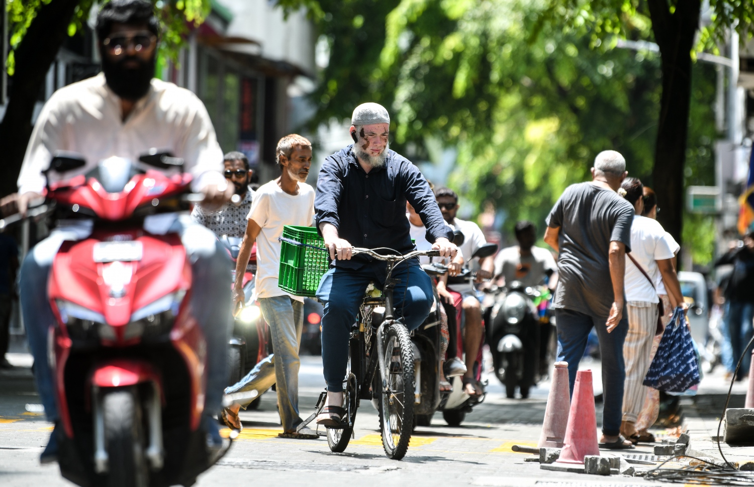 މެންދުރު އެންމެ ކާރުބާރު ބޮޑު ވަގުތު މަޖީދީމަގުގައި ބަޔަކު ހަރަކާތްތެރިވަނީ: މިއީ ރާއްޖެ އަށް އެންމެ ހޫނު ދުވަސްވަރު ކަމަށް ވުމުން އަވި ގަދަ ގަޑީގައި ބޭރުގައި އުޅުން މަދުކުރަން މެޓުން އެދޭ.---ފޮޓޯ: ފަޔާޒް މޫސާ| މިހާރު