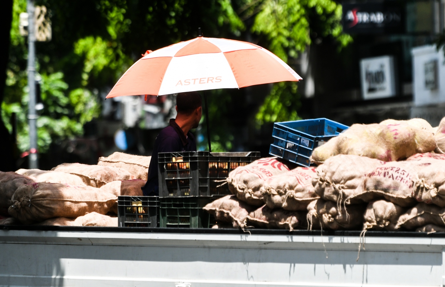 މުދާ ބަރުކޮށްފައި އޮތް ލޮރީއެއްގެ ފަހަތުގައި މީހަކު އަވިން ސަލާމަތް ވާން ކުޑަ ނަގައިގެން.--- ފޮޓޯ: ފަޔާޒު މޫސާ | މިހާރު