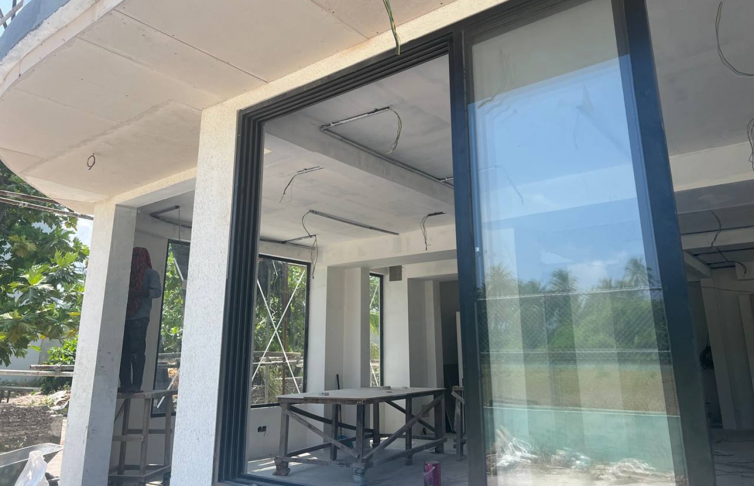 ގެސްޓް ހައުސްއެއް އިމާރާތްކުރަނީ: މި ރަށުގެ ގިނަ ތަންތަން މިހާރު ހިންގަނީ މި ރަށުގެ ޒުވާނުން.