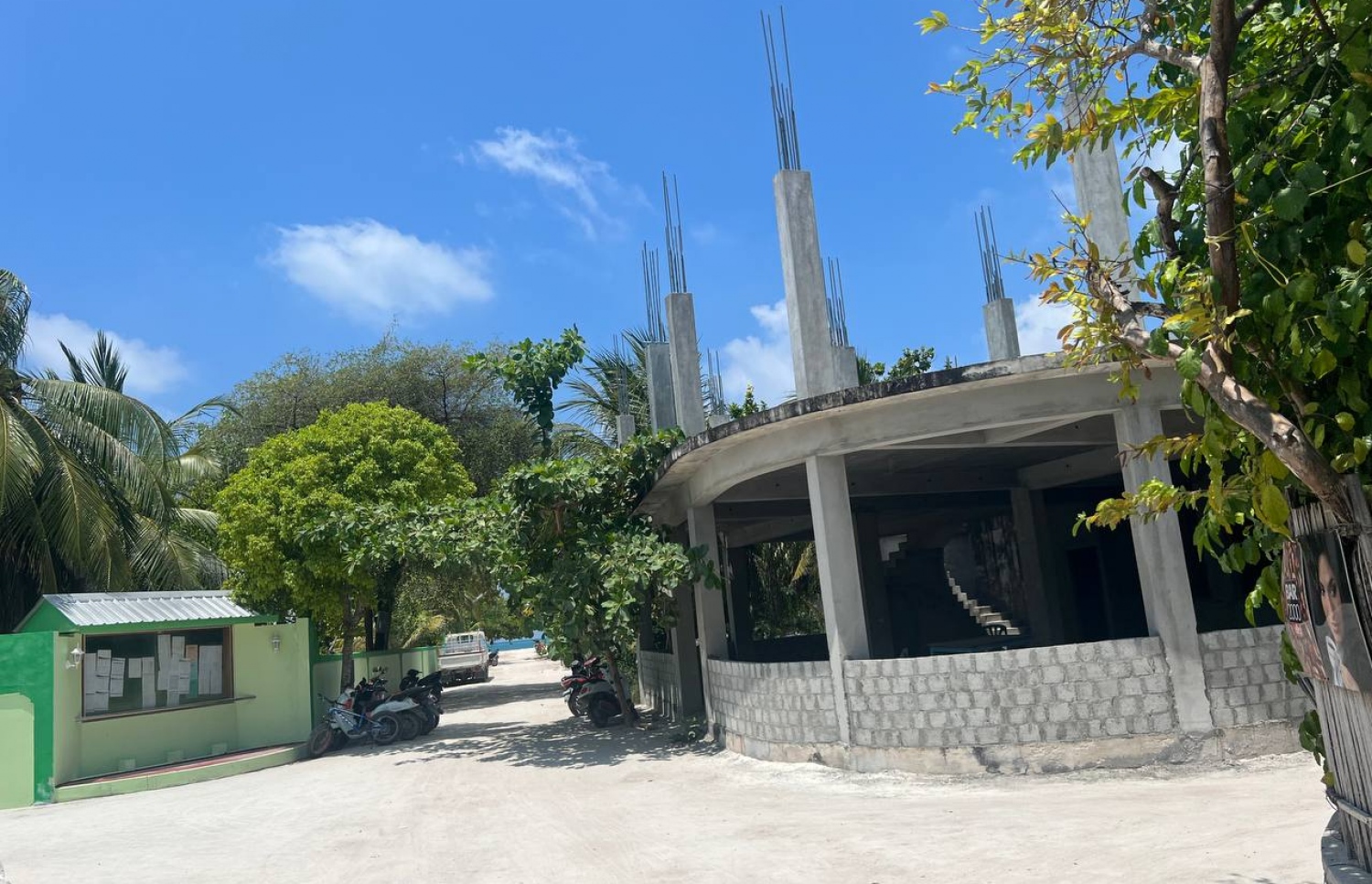 ދިގުރަށުގައި ހަދަމުން އަންނަ އިމާރާތެއް: ހުޅުވަން ތައްޔާރުވާން ގާތްވެފައި ހުރި ގިނަ ގެސްޓްހައުސްތައް މި ރަށުގައި އެބަހުރި.