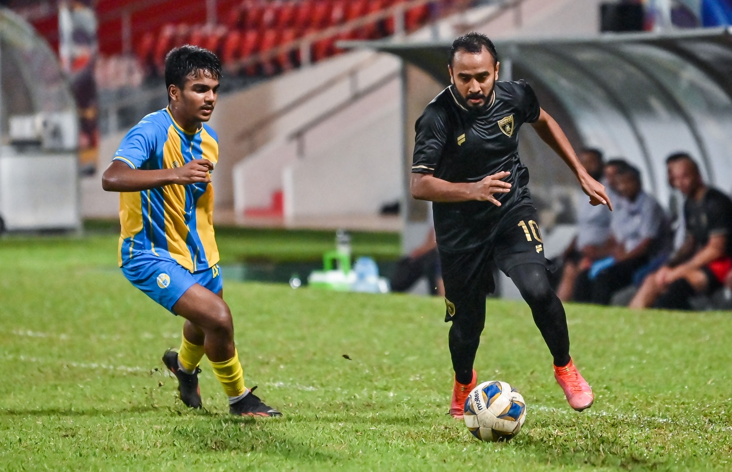 ވެލެންސިއާ އާ ދެކޮޅަށް ކުޅުނު މެޗުގައި އީގަލްސްގެ އީސަ ބޯޅަ ހިފައިގެން ކުރިއަށް ދަނީ. -- ފޮޓޯ: ފަޔާޒް މޫސާ/ މިހާރު