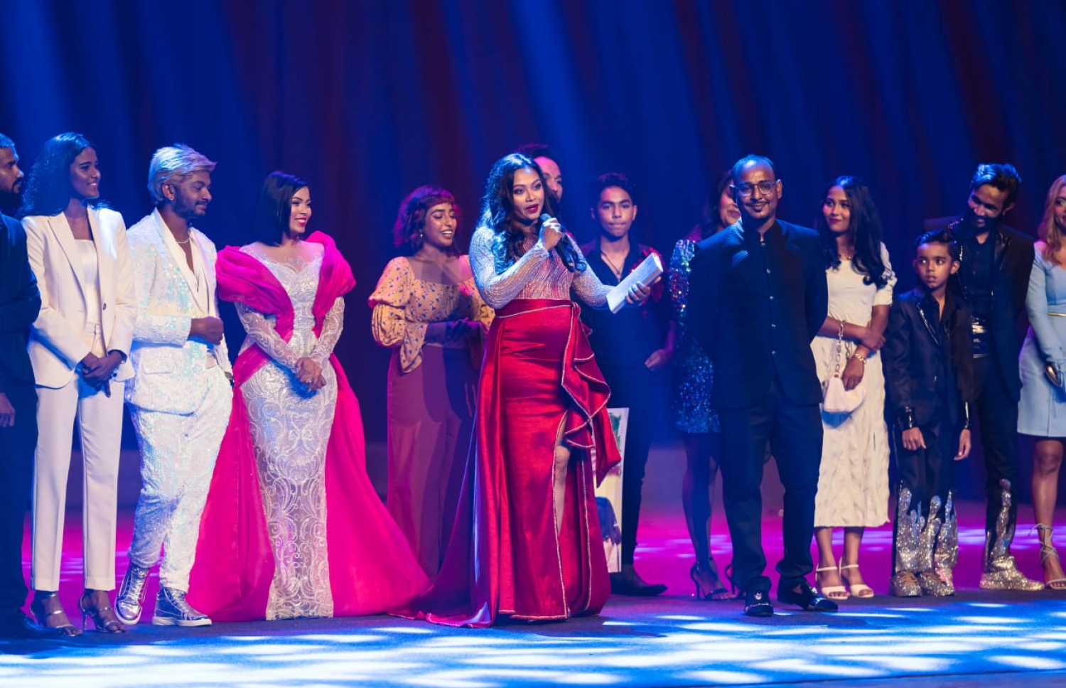 ރޭގެ ހަފްލާގައި ކާސްޓުންގެ އިންޓަވިއުގެ ތެރެއިން ޑައިރެކްޓަރު ރިޝްމީ ވާހަކަދައްކަނީ ---ފޮޓޯ: ބައިސްކޯފް