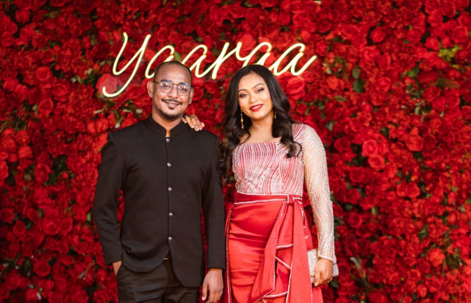 "ޔާރާ" ރެޑްކާޕެޓް: ސީރީޒް ޕްރޮޑިއުސްކޮށް ޑައިރެކްޓުކުރި ރިޝްމީ ރަމީޒް (ކ) އަދި މި ސީރީޒް ލިޔުން އަހްމަދު އިގްބާލް (އައިކިއު) --ފޮޓޯ: ބައިސްކޯފް