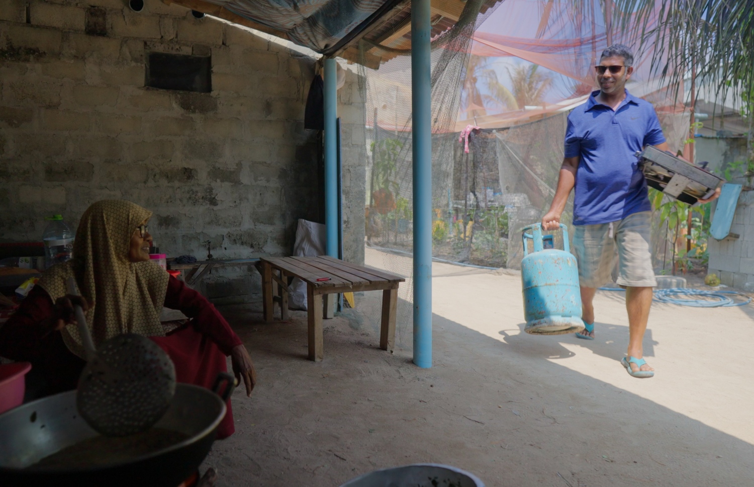 ހއ. މުރައިދޫ، މުހައްމަދު ހާލިދު ގޭސްފުޅިއަކާއި އުނދުނެއް ހިފައިގެން ގެއަކަށް ވަންނަނީ.-- ފޮޓޯ: ވިލާ