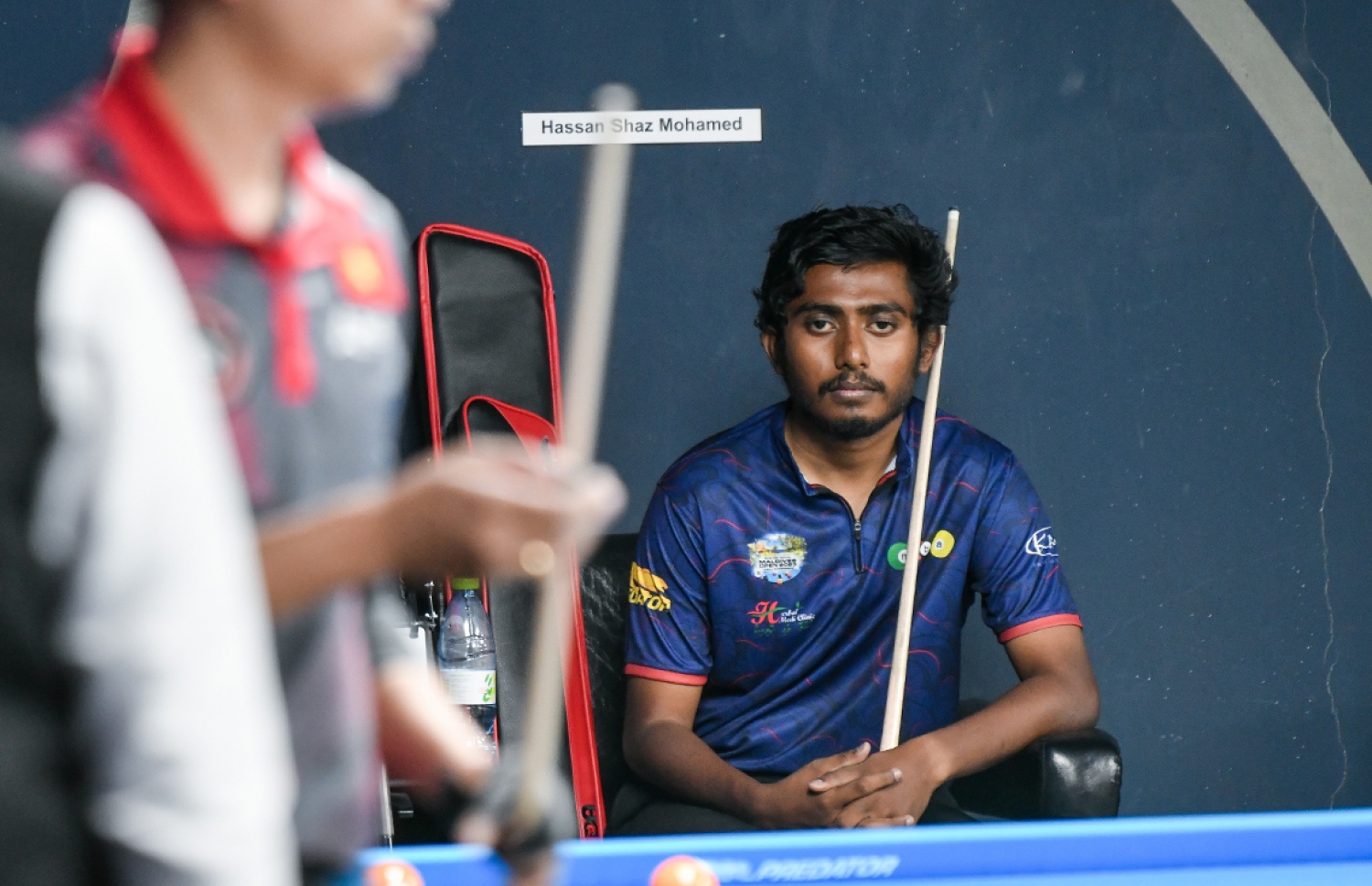 މޯލްޑިވްސް އޯޕަން 10 ބޯލް ޗެމްޕިއަންޝިޕްގެ ނޮކައުޓް ބުރުގައި ޝާޒް ކުޅުނު މެޗުގެ ތެރެއިން. -- ފޮޓޯ: ފަޔާޒް މޫސާ/ މިހާރު