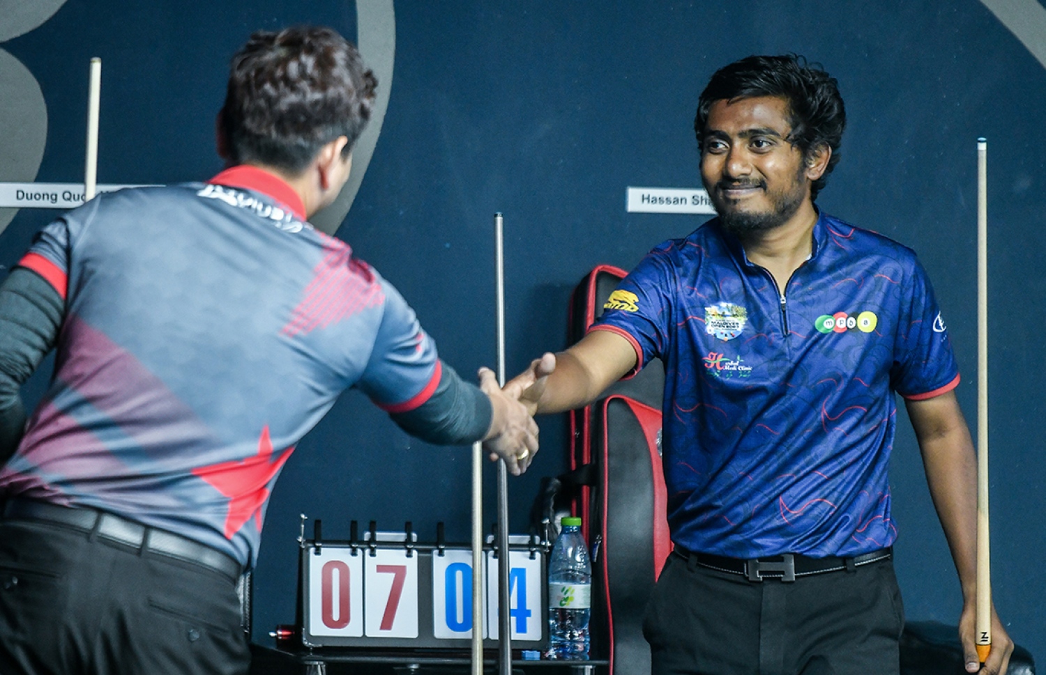 މޯލްޑިވްސް އޯޕަން 10 ބޯލް ޗެމްޕިއަންޝިޕްގެ ނޮކައުޓް ބުރުގެ މެޗަށް ފަހު ޝާޒް އާއި އިދިކޮޅުން ނުކުތް ވިއެޓްނާމްގެ ޑުއޮންގް ކުއޮކް ހޯންގް ސަލާމް ކުރަނީ. -- ފޮޓޯ: ފަޔާޒް މޫސާ/ މިހާރު