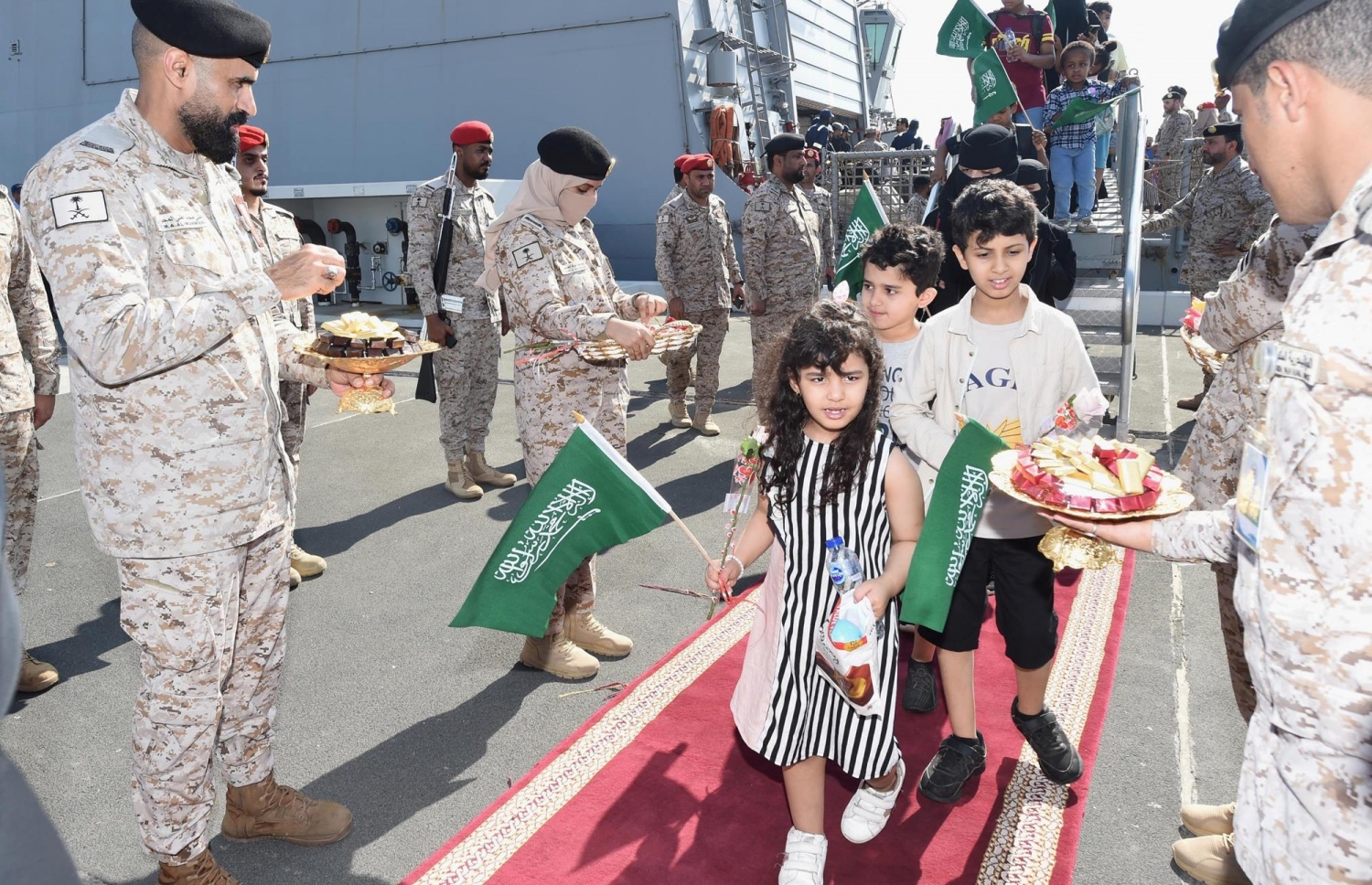 އެޕްރީލް 22، 2023: ސޫދާނުގައި ހިނގަމުންދާ ދާޚިލީ ހަނގުރާމައިން ސަލާމަތްވުމުގެ ގޮތުން، އެ ގައުމު ދޫކޮށް ނުކުތް އެކި ގައުމުތަކުގެ މީހުންގެ ތެރެއިން، ސައޫދީ އަރަބިއްޔާގެ މަނަވަރެއްގައި ޖިއްދާ އަށް އައި މީހުންނަށް، ސައޫދީ އަރަބިއްޔާގެ އަންހެން ސިފައިންގެ މީހަކު ޖިއްދާގެ ބަނދަރުގައި ހަދިޔާ ބަހަނީ. --އޭއެފްޕީ