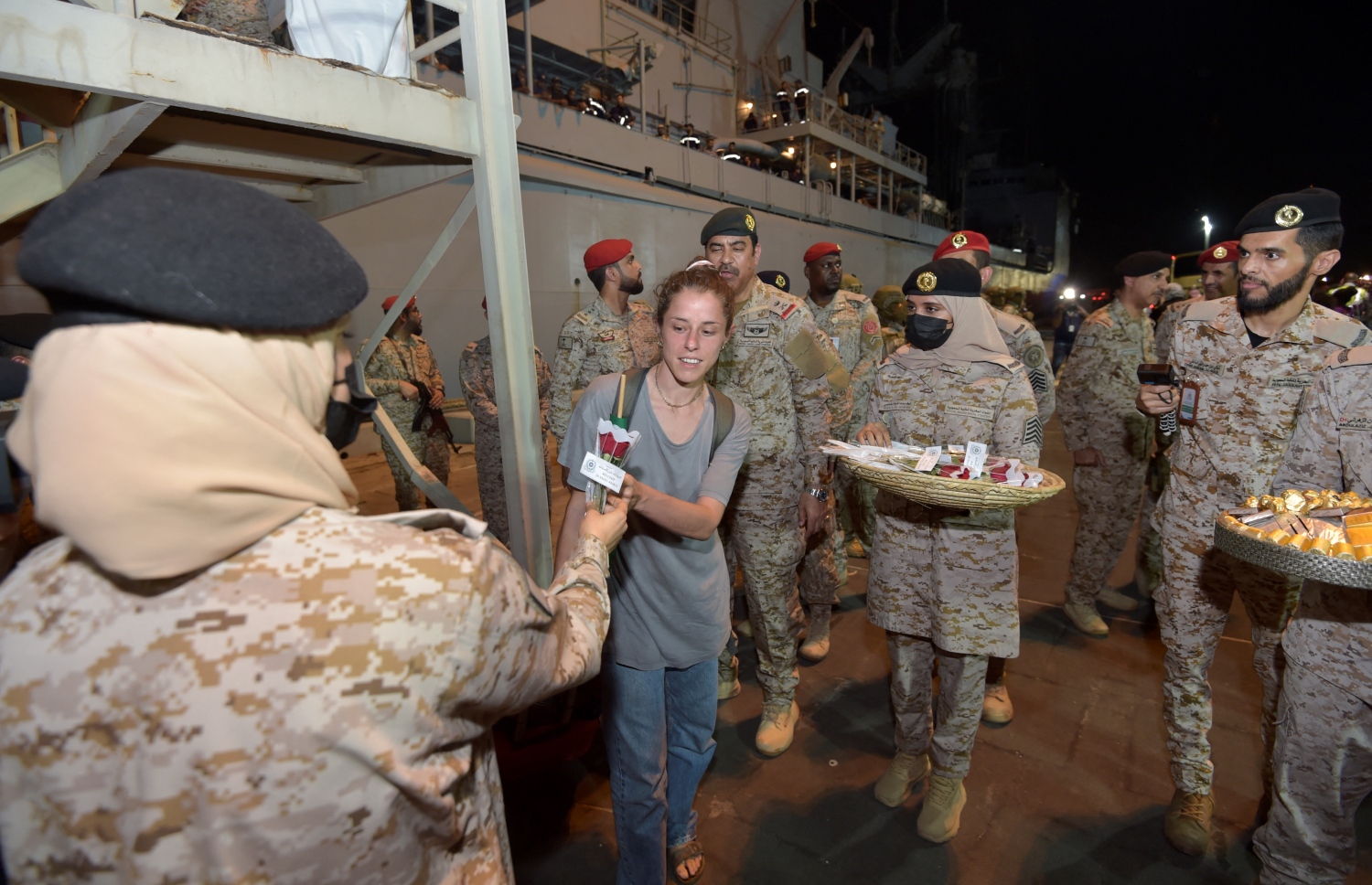 އެޕްރީލް 22، 2023: ސޫދާނުގައި ހިނގަމުންދާ ދާޚިލީ ހަނގުރާމައިން ސަލާމަތްވުމުގެ ގޮތުން، އެ ގައުމު ދޫކޮށް ނުކުތް އެކި ގައުމުތަކުގެ މީހުންގެ ތެރެއިން، ސައޫދީ އަރަބިއްޔާގެ މަނަވަރެއްގައި ޖިއްދާ އަށް އައި މީހުންނަށް، ސައޫދީ އަރަބިއްޔާގެ އަންހެން ސިފައިންގެ މީހަކު ޖިއްދާގެ ބަނދަރުގައި ހަދިޔާ ބަހަނީ. --އޭއެފްޕީ