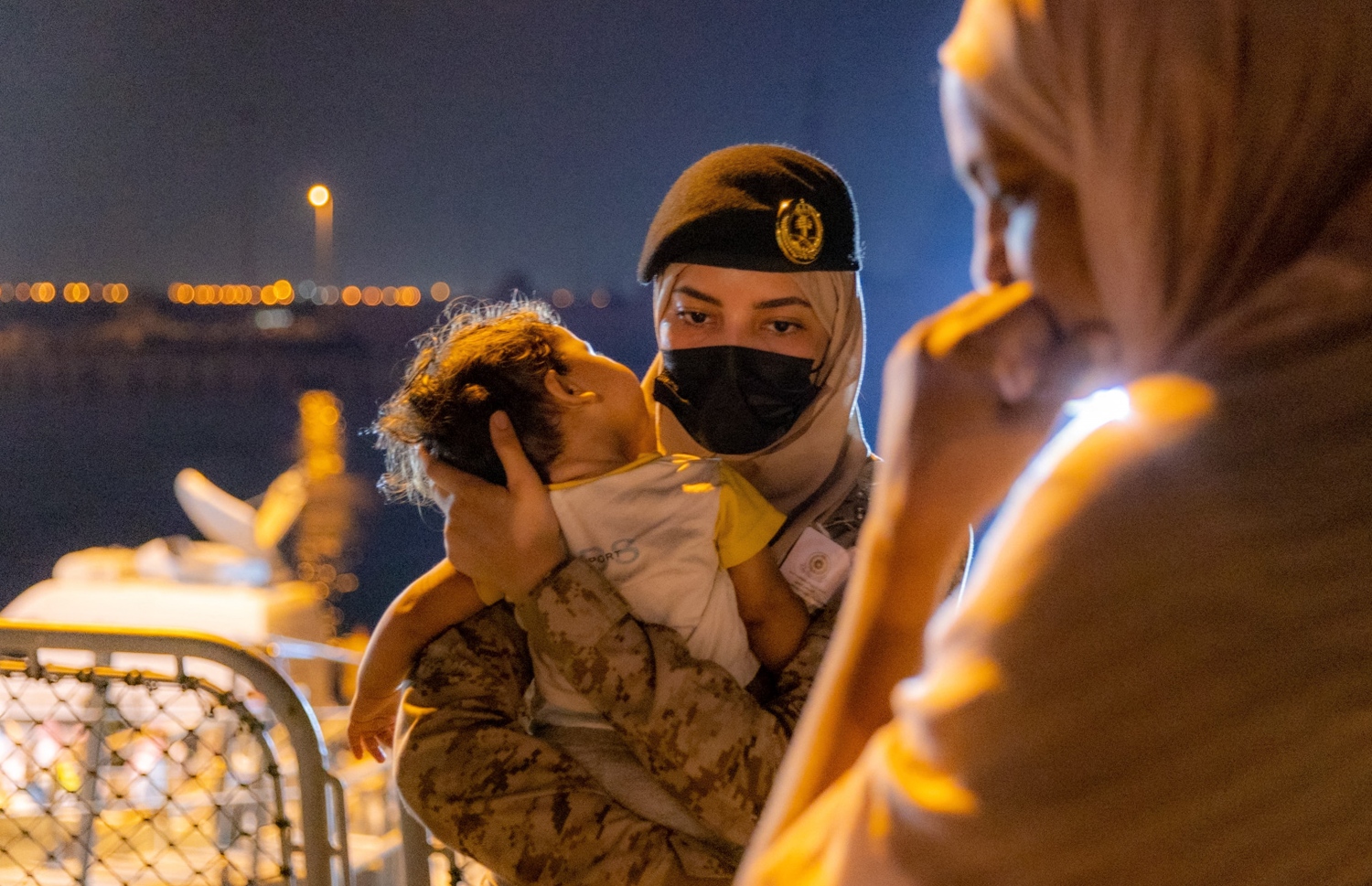 އެޕްރީލް 22، 2023: ސޫދާނުގައި ހިނގަމުންދާ ދާޚިލީ ހަނގުރާމައިން ސަލާމަތްވުމުގެ ގޮތުން، އެ ގައުމު ދޫކޮށް ނުކުތް އެކި ގައުމުތަކުގެ މީހުންގެ ތެރެއިން، ސައޫދީ އަރަބިއްޔާގެ މަނަވަރެއްގައި ޖިއްދާ އަށް އައި މީހުންގެ ތެރޭގައި ހިމެނޭ ތުއްތު ކުއްޖާ އުރާލައިގެން މަނަވަރުން ފޭބި މަންޒަރު އާންމުވެ، ސޯޝަލް މީޑިއާގައި ބޮޑު މަގުބޫލުކަމެއް ލިބިފައިވާ ސައޫދީ އަރަބިއްޔާގެ އަންހެން ސިފައިންގެ މީހާ މަނަވަރުން ޖިއްދާގެ ބަނދަރަށް ފައިބަނީ. --އޭއެފްޕީ